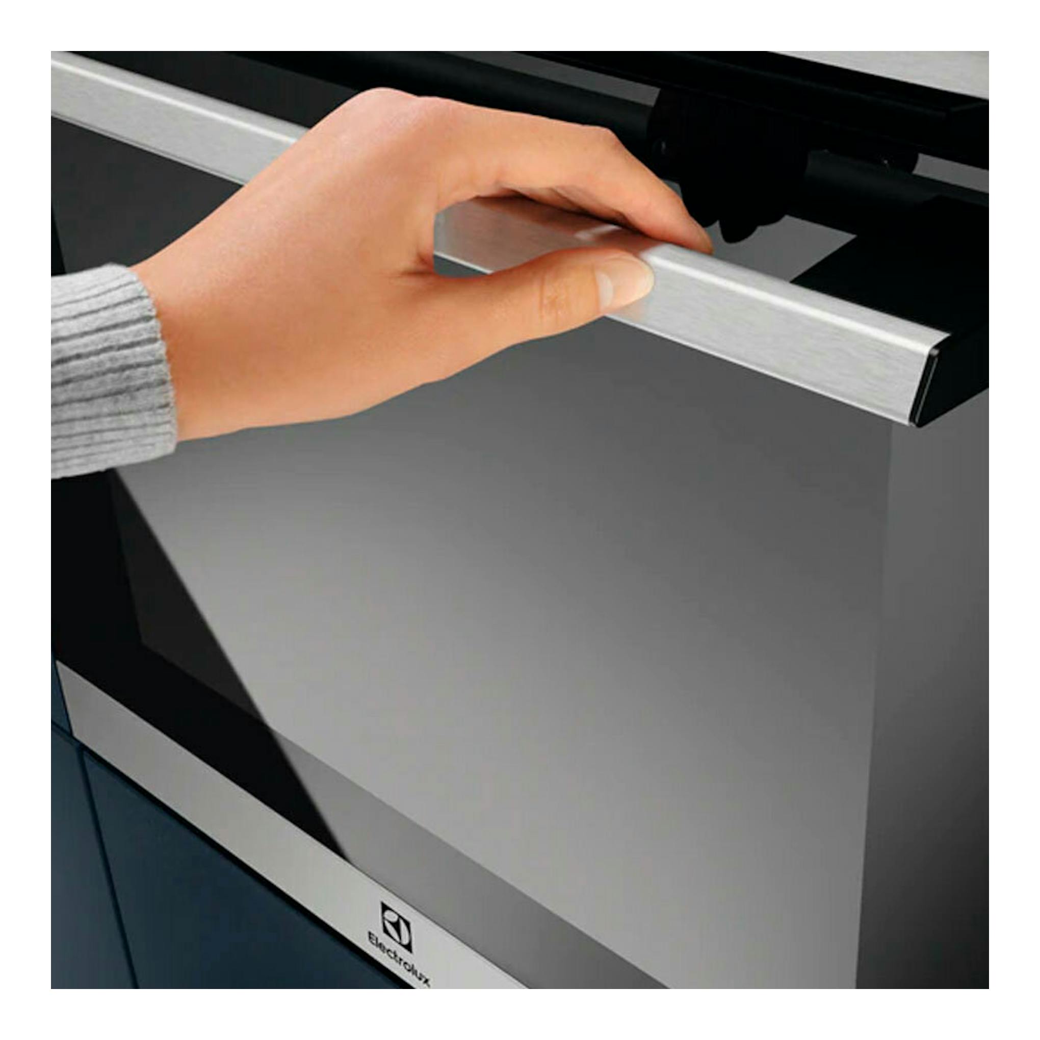 Horno Electrolux EOE8P39X negro, vista frontal en primer plano con una mano sujetando el tirador.