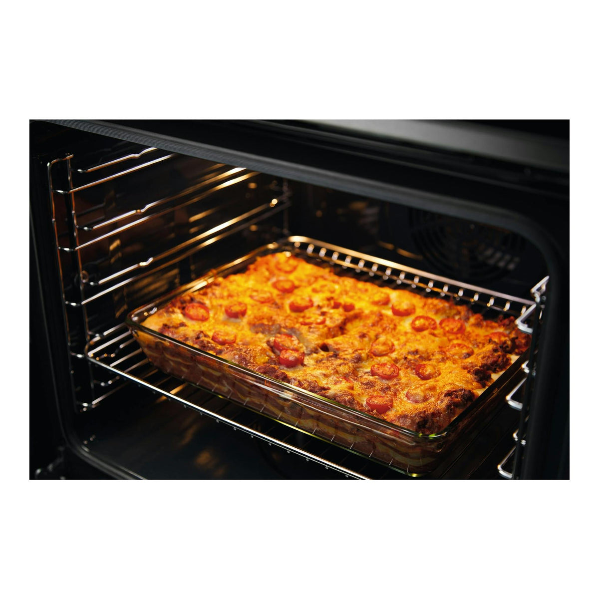 Horno Electrolux EOF3H40BX, interior negro con bandeja de lasaña gratinada, vista frontal abierta.