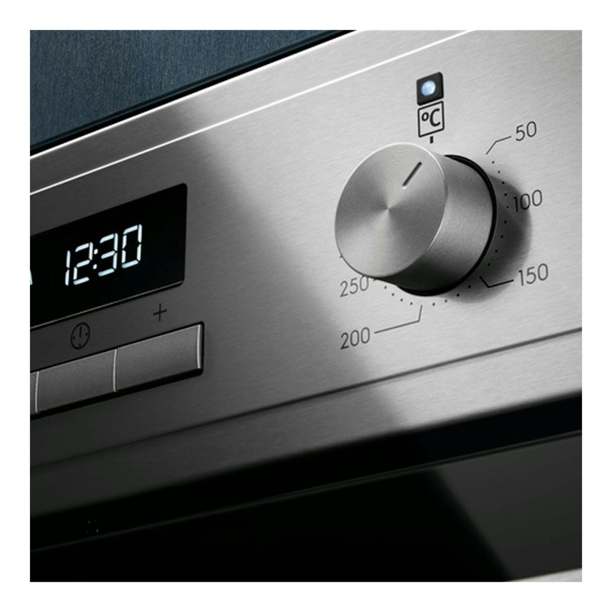 Horno Electrolux EOF3H54X inox, primer plano del panel frontal de acero con display 12:30 y mando de temperatura.