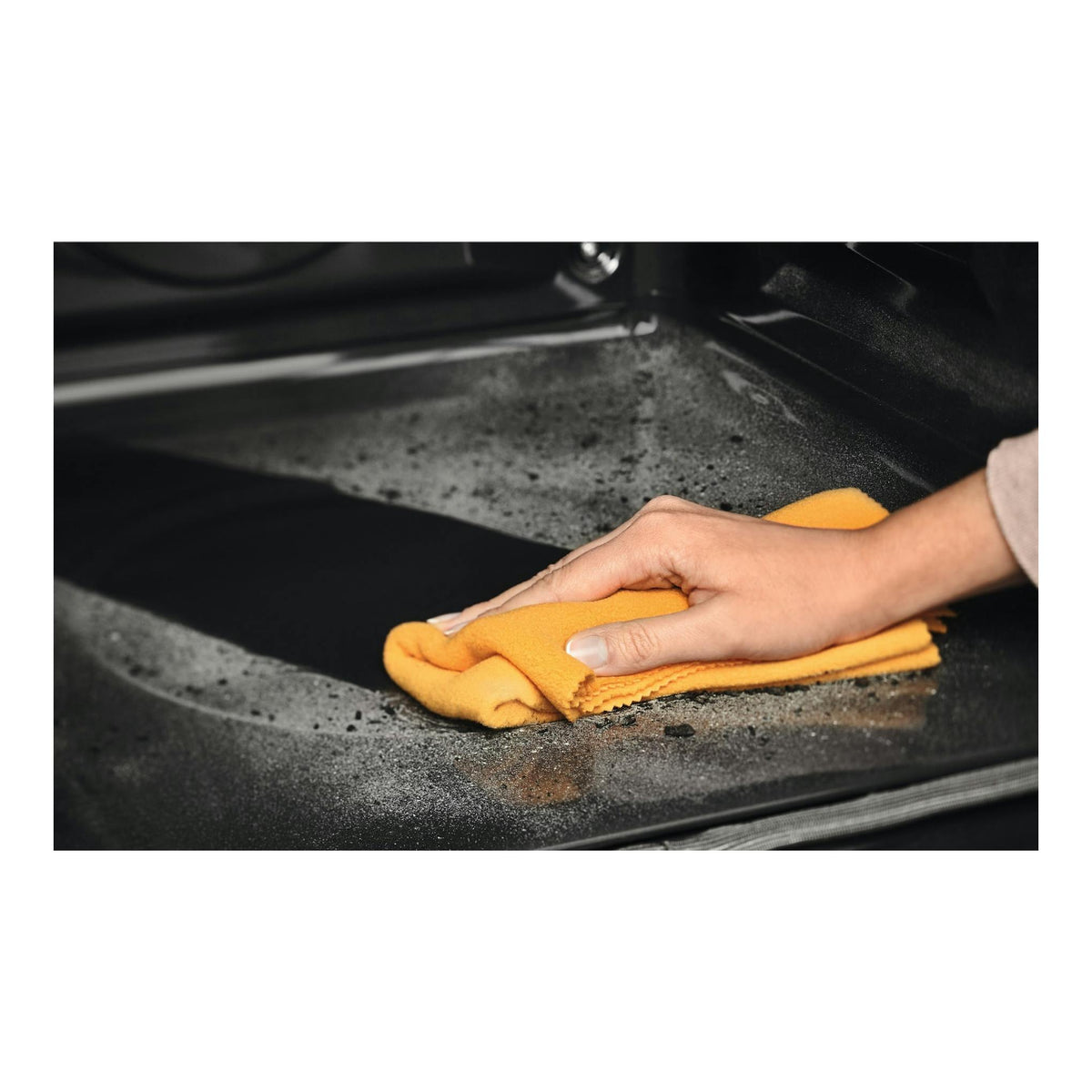 Interior de horno Electrolux EOF4P56X siendo limpiado con un paño amarillo, vista interior en primer plano.