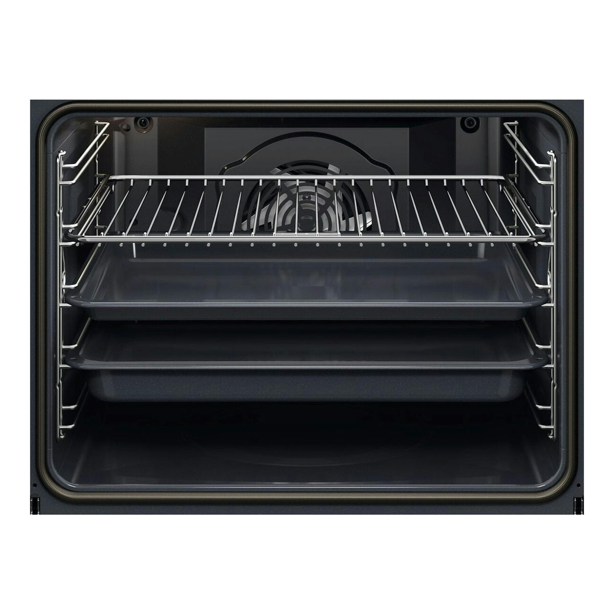 Interior de horno Electrolux EOF4P56X en negro, vista frontal con ventilador trasero y tres bandejas.