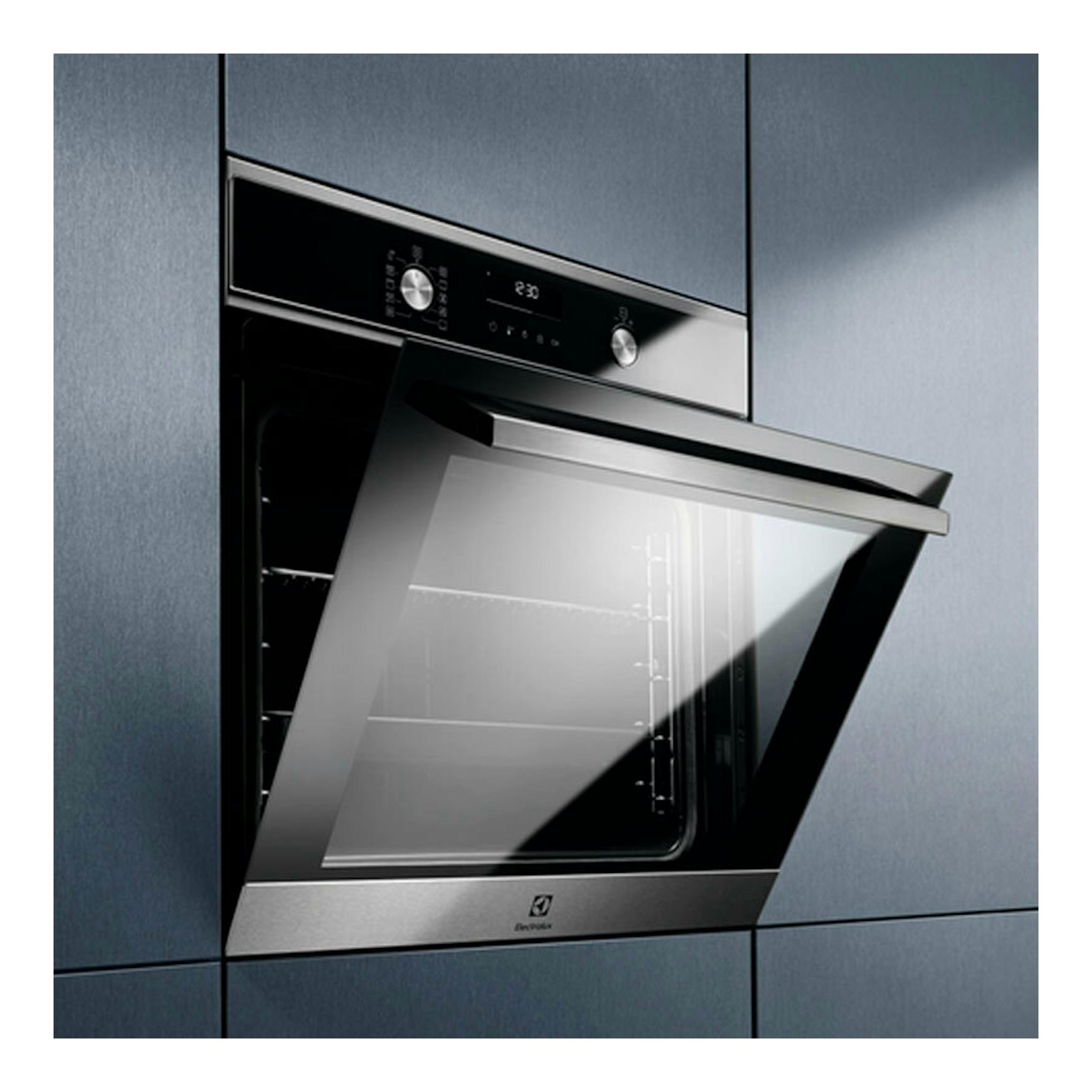 Horno empotrado Electrolux EOF6P77X inox, vista frontal con la puerta abatible abierta.