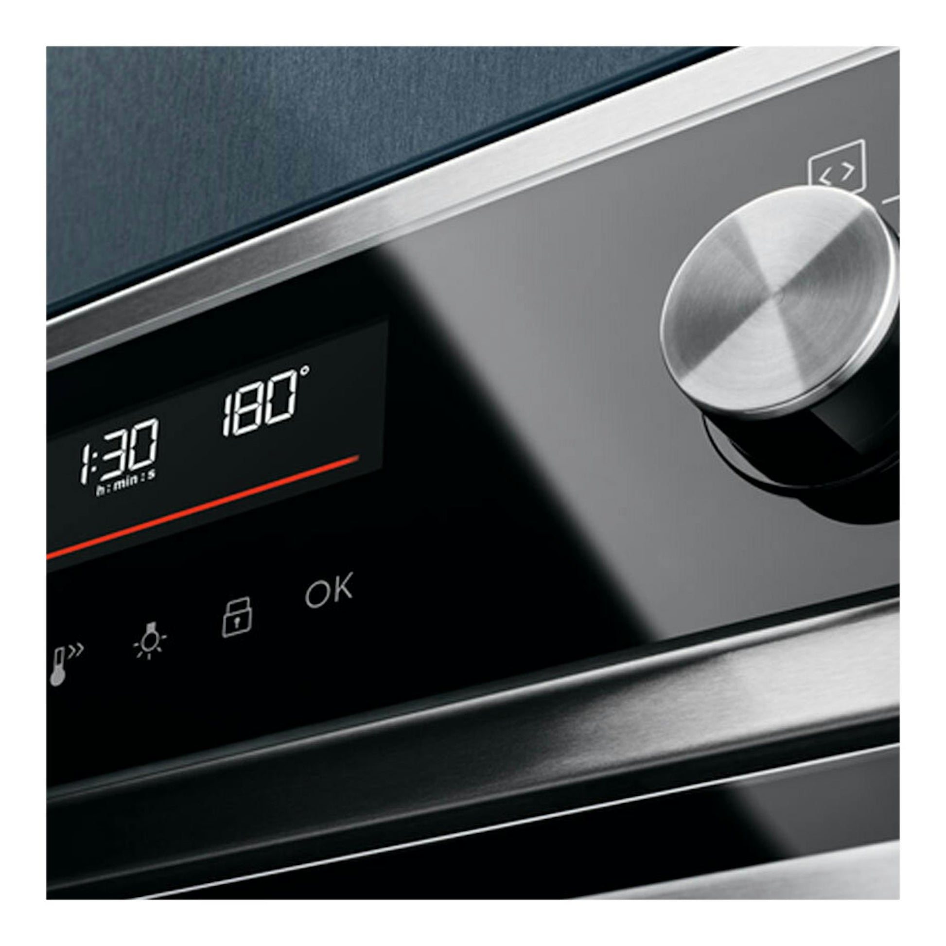 Primer plano del panel de un horno Electrolux EOF6P77X inox, con display digital y mando giratorio.