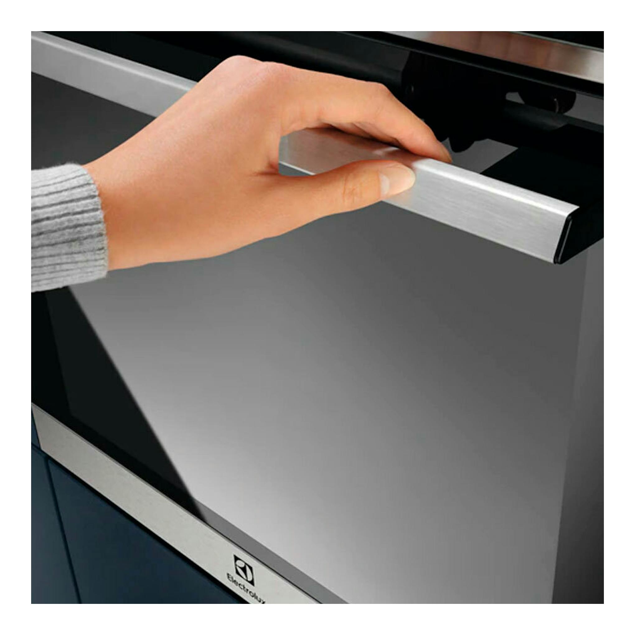 Primer plano de horno Electrolux EOF6P77X inox, con una mano abriendo la puerta frontal.