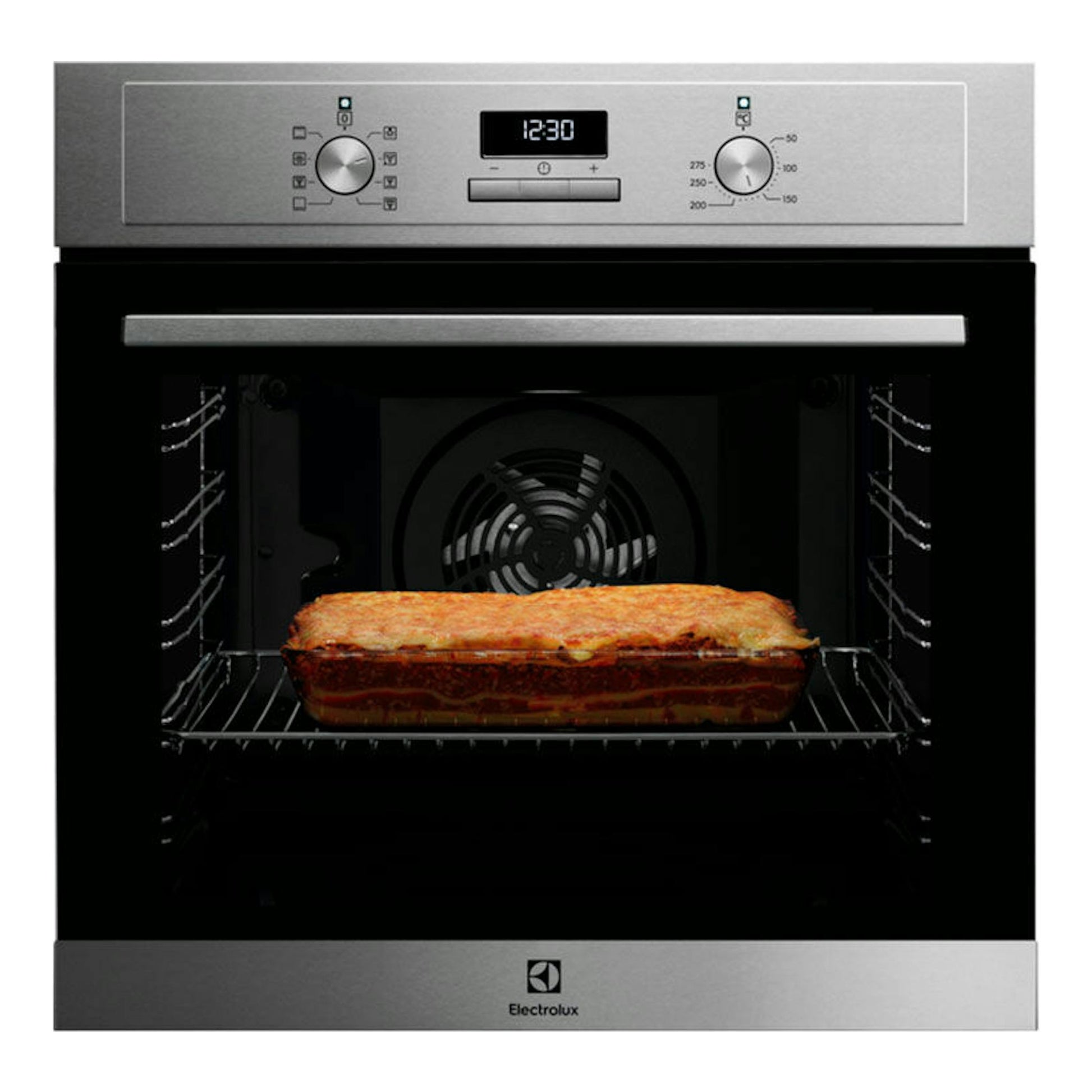 Electrolux EOH3H54X inox, horno empotrable en vista frontal abierta, con una fuente de lasaña dentro.