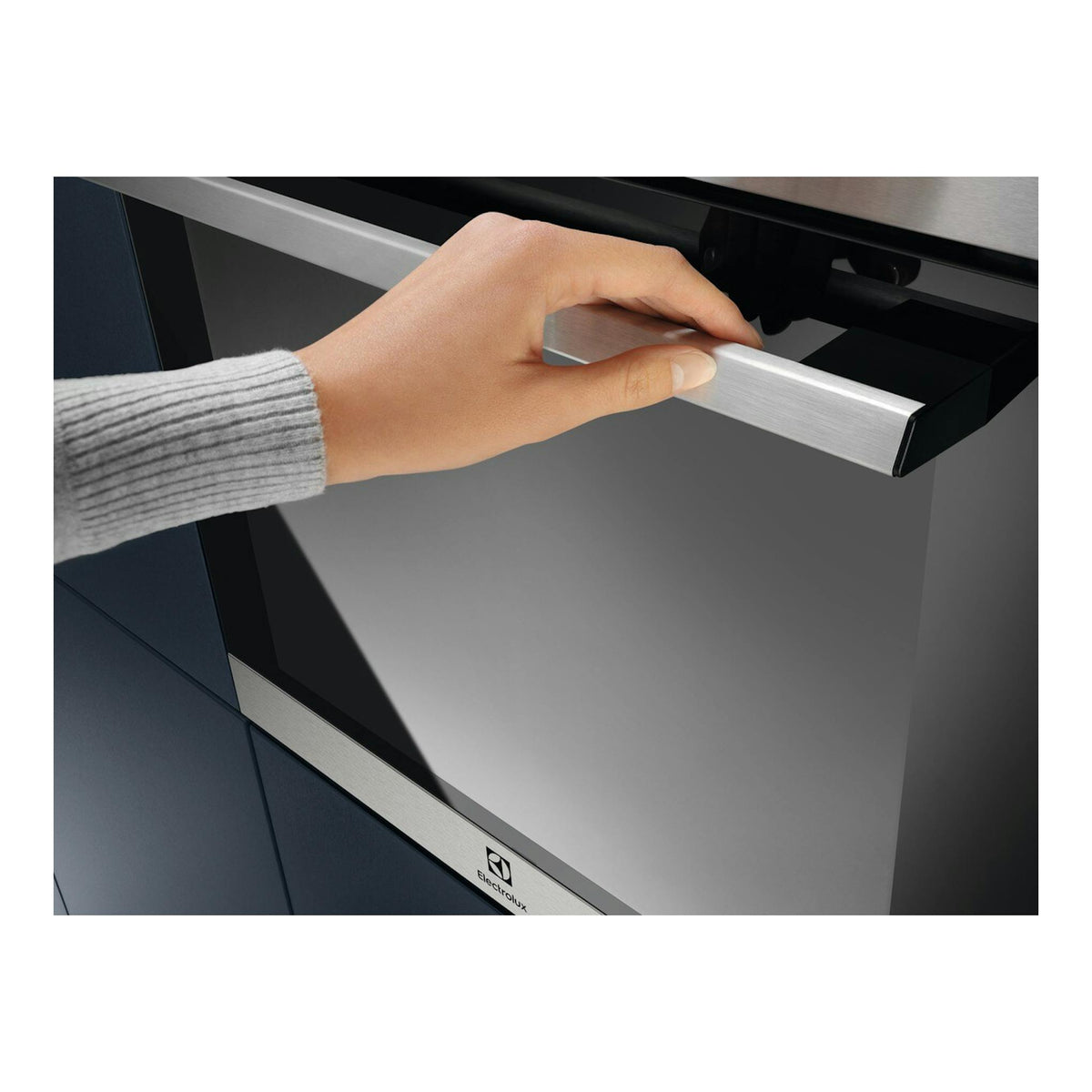 Horno Electrolux EOH4P46BX de acero inoxidable, vista frontal en primer plano con una mano abriendo la puerta.