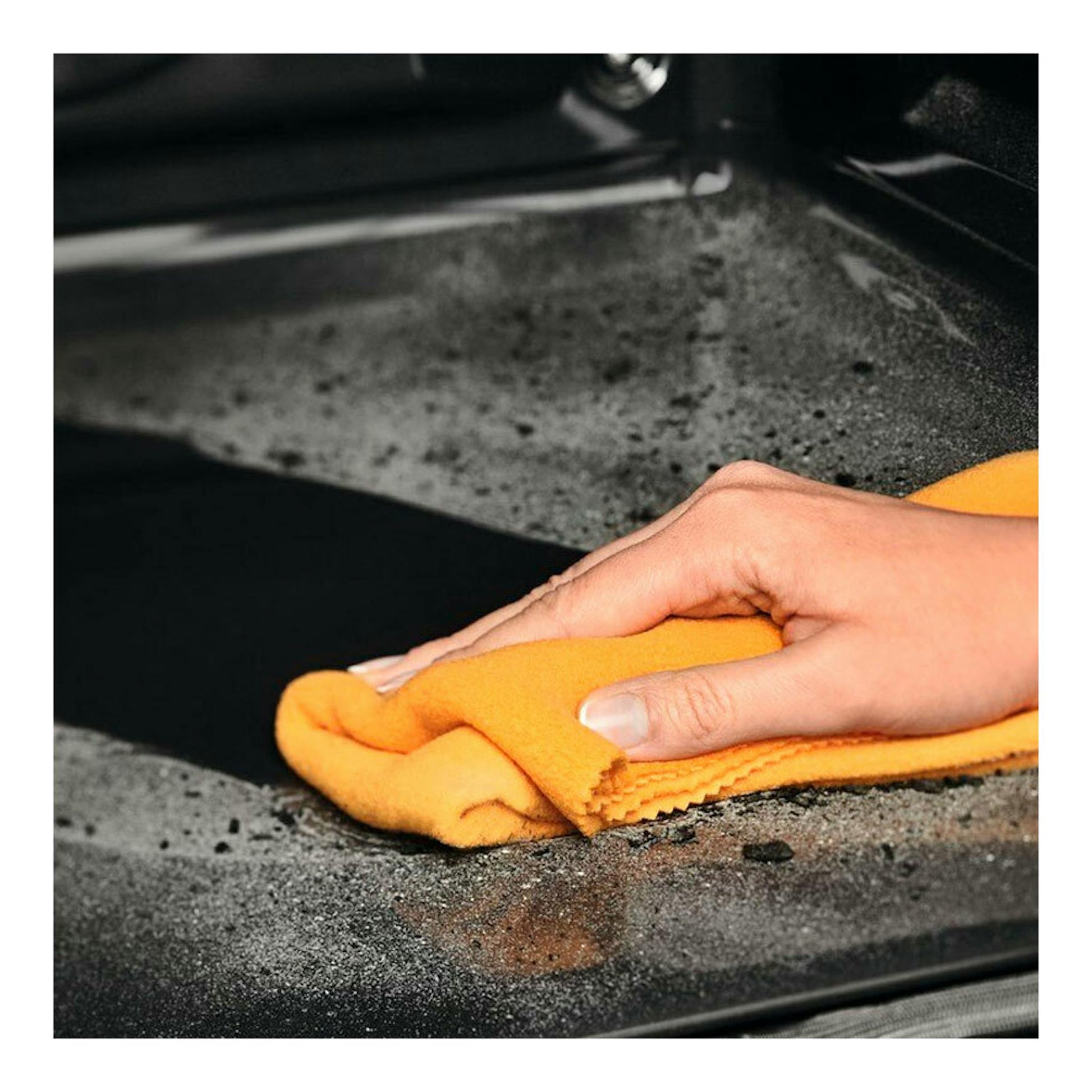 Horno Electrolux EOH4P56BX inox, vista interior, una mano limpia la superficie con un paño naranja.