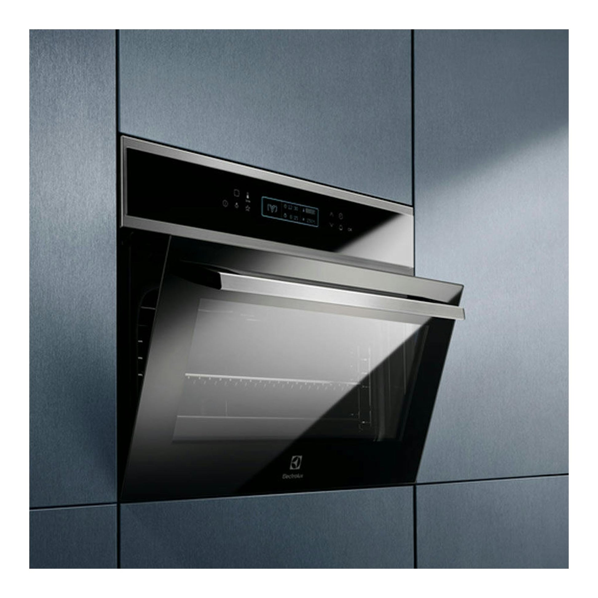 Electrolux EVE8P21X, horno empotrado de acero inoxidable y vidrio negro, vista frontal con puerta abatible.