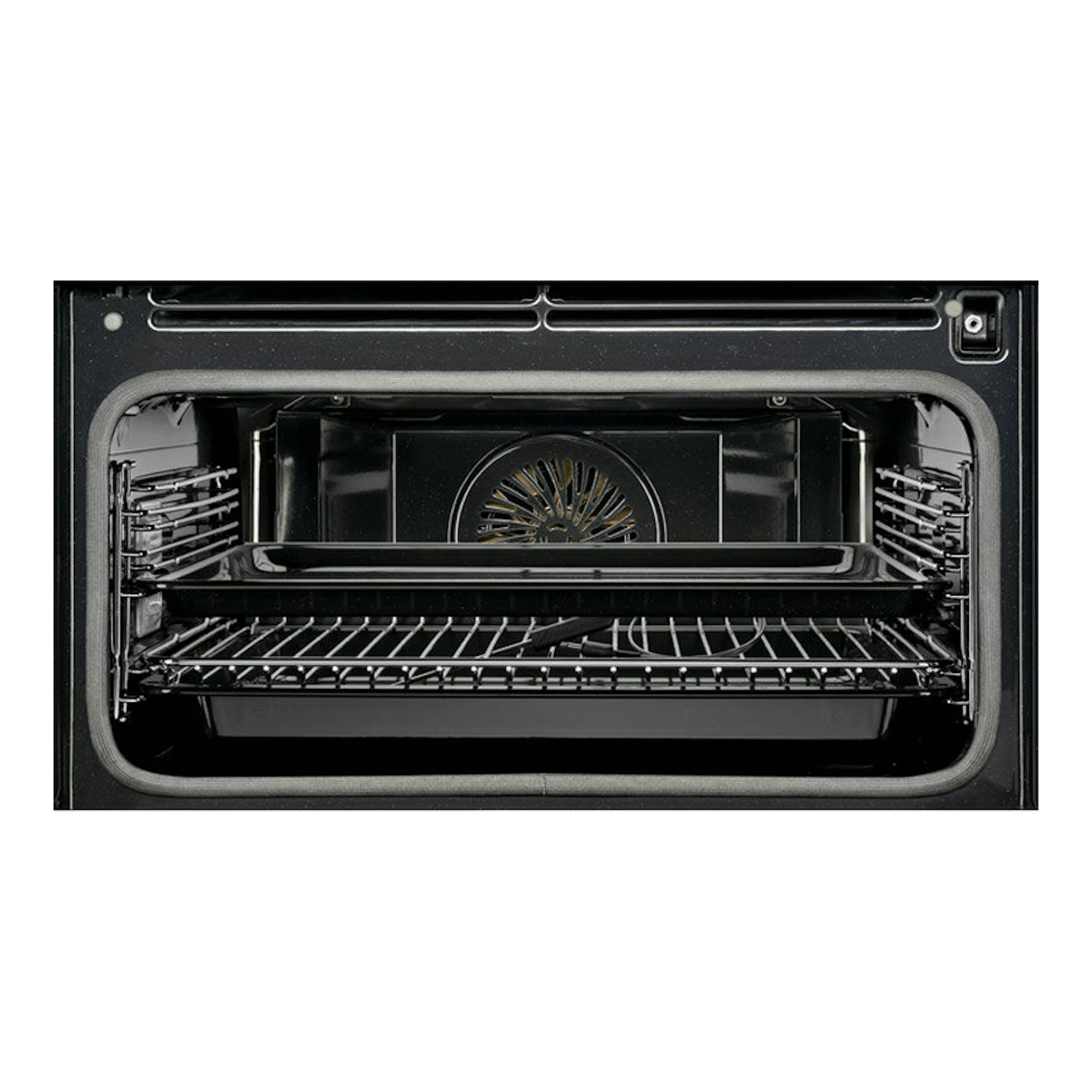 Horno Electrolux EVE8P21X Inox, vista frontal del interior negro con rejillas y ventilador trasero.