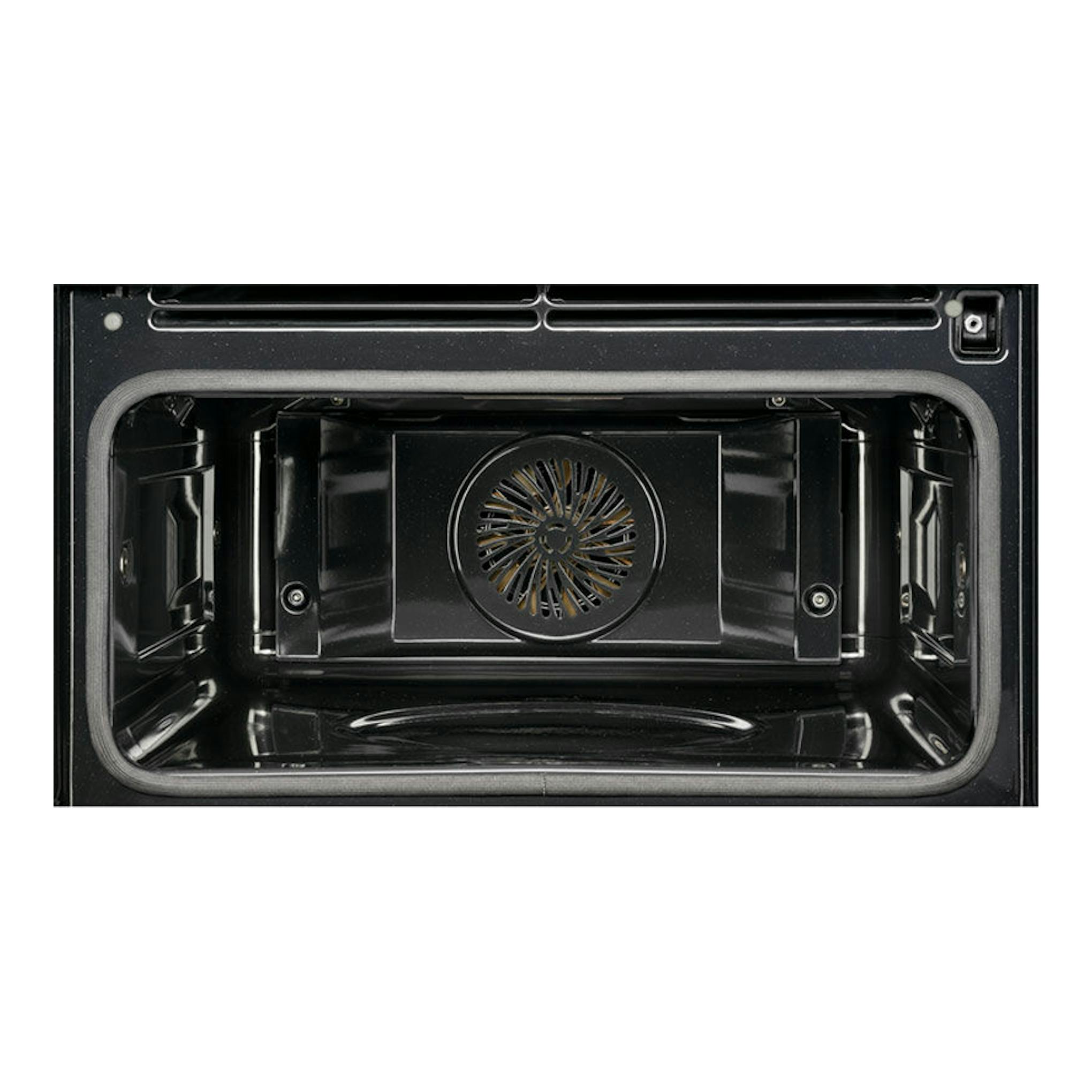 Interior de horno Electrolux EVE8P21X inox, vista frontal, cavidad negra con ventilador central.