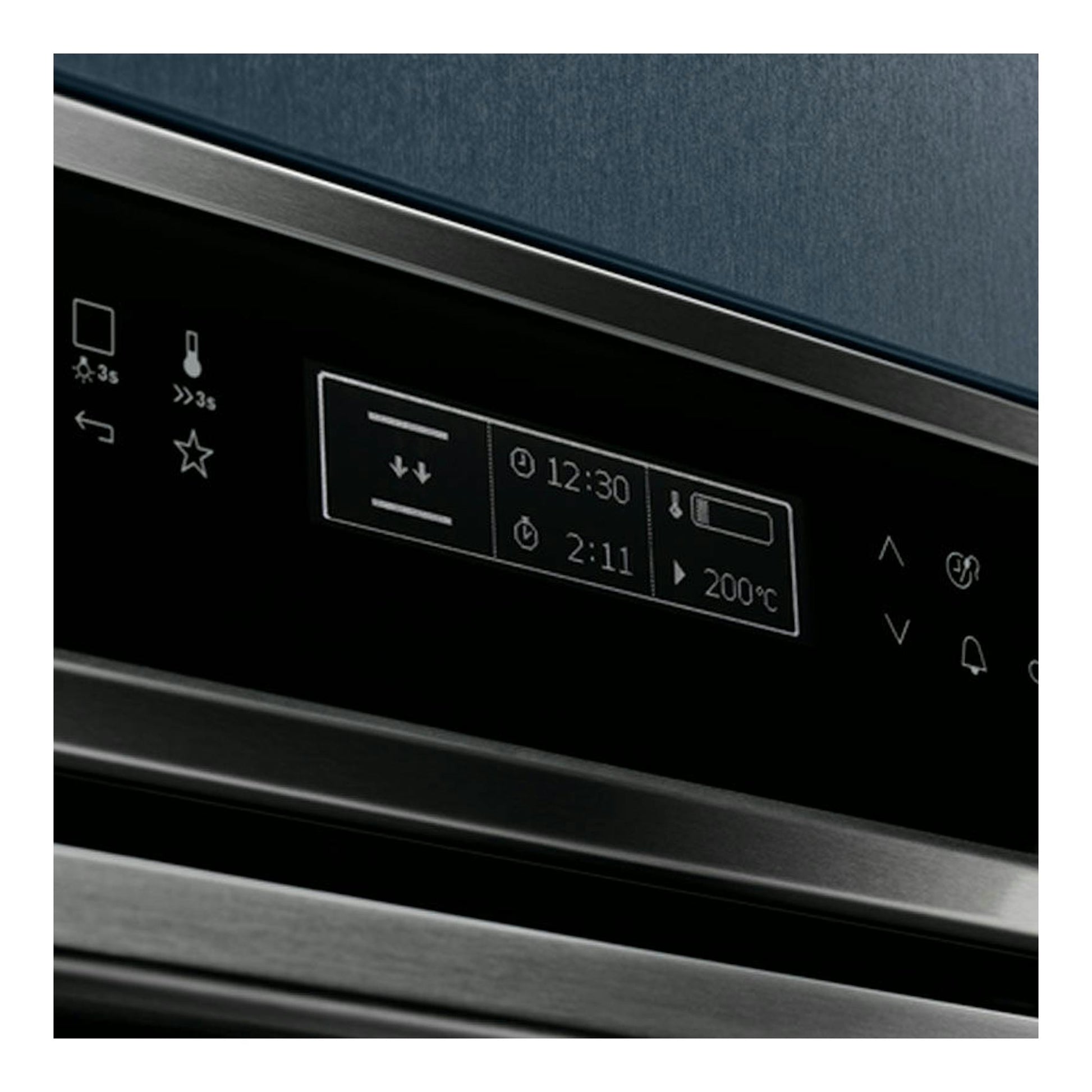 Horno Electrolux EVE8P21X inox, primer plano del panel digital negro con controles táctiles y display iluminado.