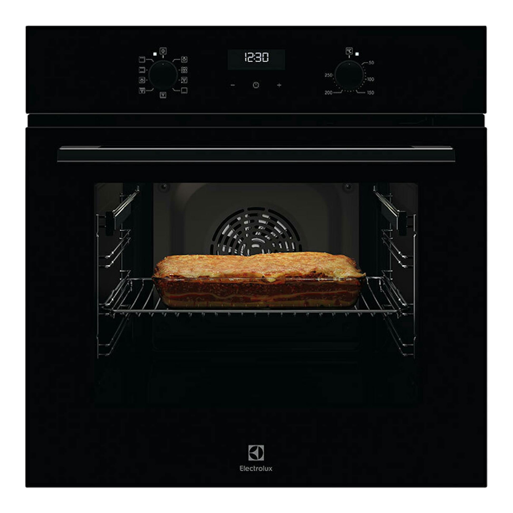 Horno Electrolux negro, vista frontal, con panel digital y una fuente de lasaña en el interior.