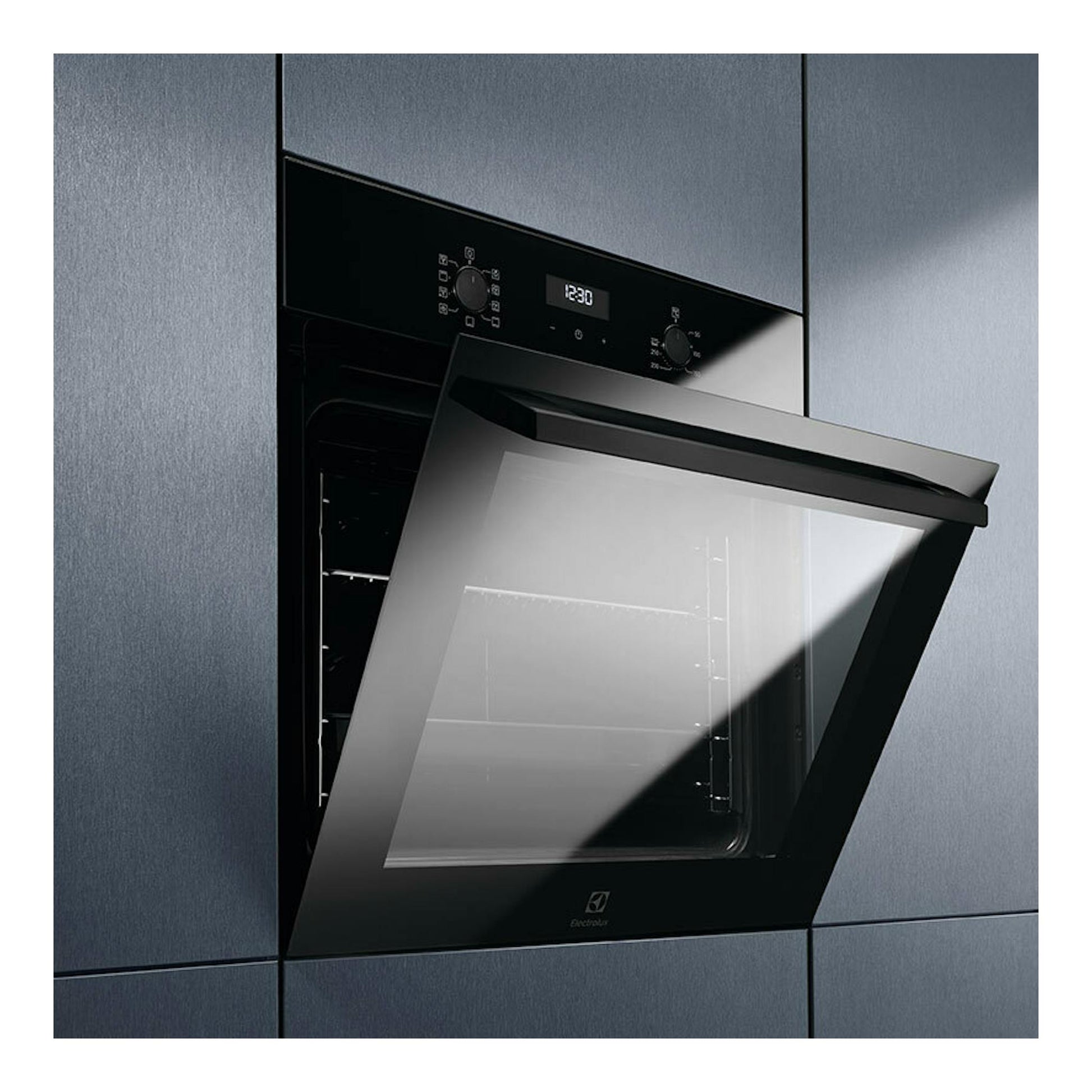 Horno empotrado Electrolux OEF5H50BK negro, vista frontal, con puerta abatible entreabierta y panel digital.