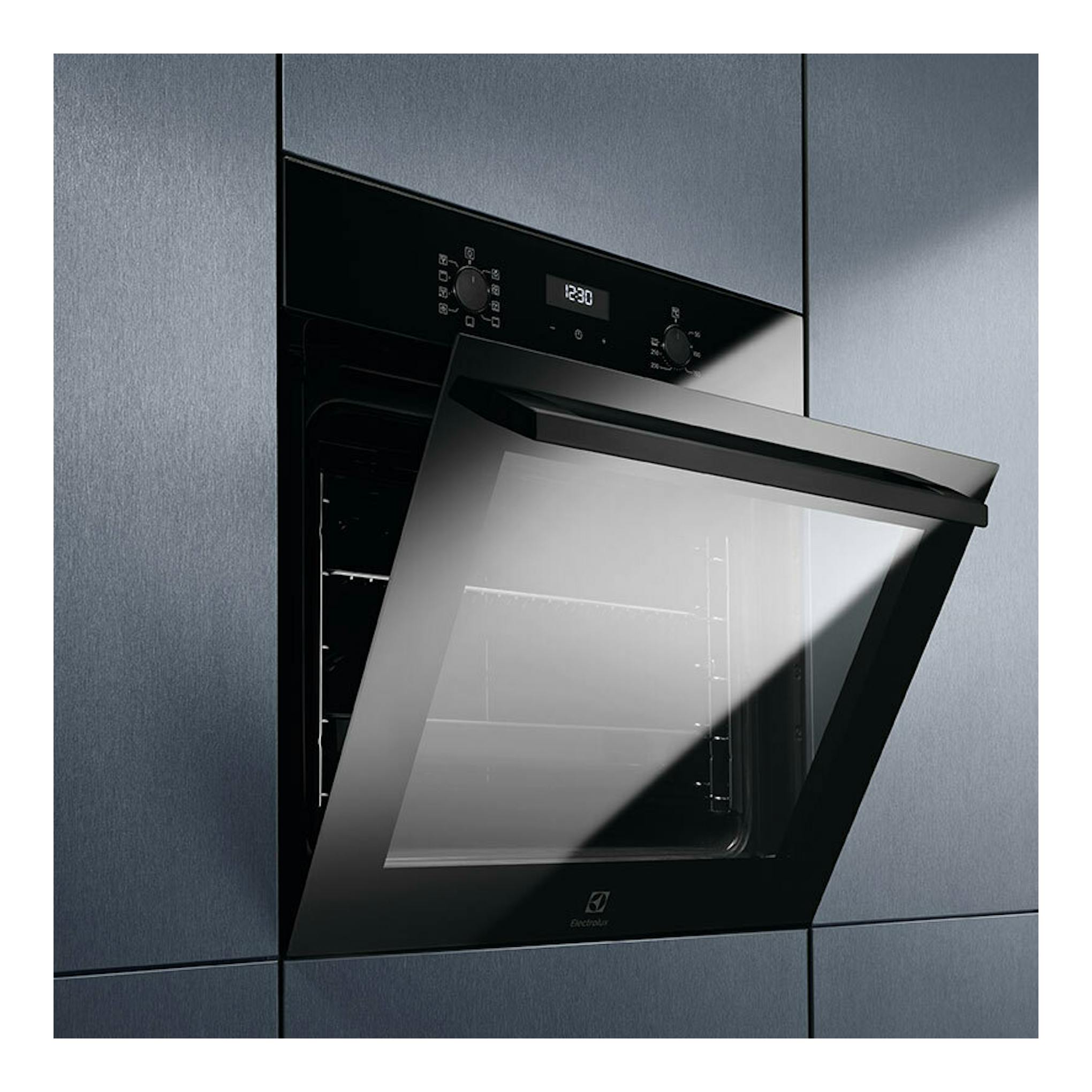 Horno empotrado Electrolux OEF5H50BK negro, vista frontal, con puerta abatible entreabierta y panel digital.