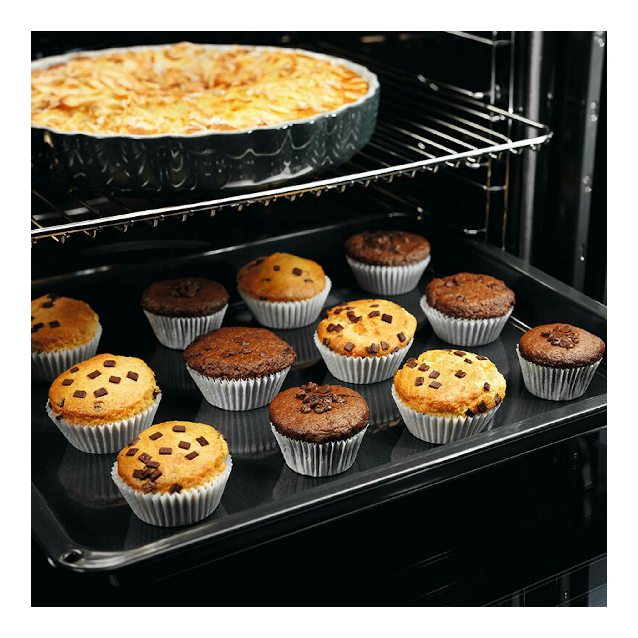 Interior de horno Electrolux OEF5H50BK blanco con bandeja de magdalenas y una tarta.