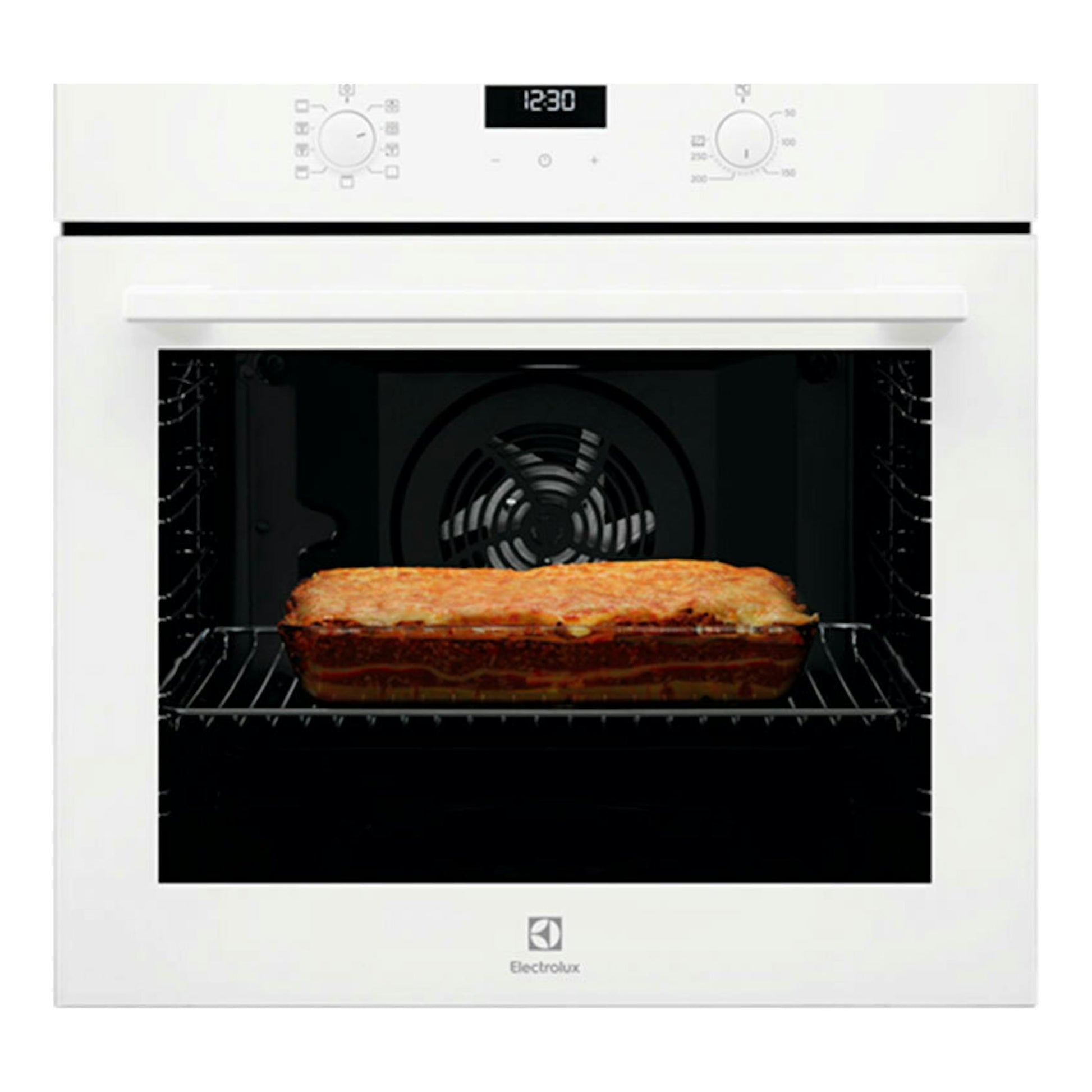 Horno Electrolux OEF5H50V blanco, vista frontal, con panel digital 12:30 y fuente de comida dentro.