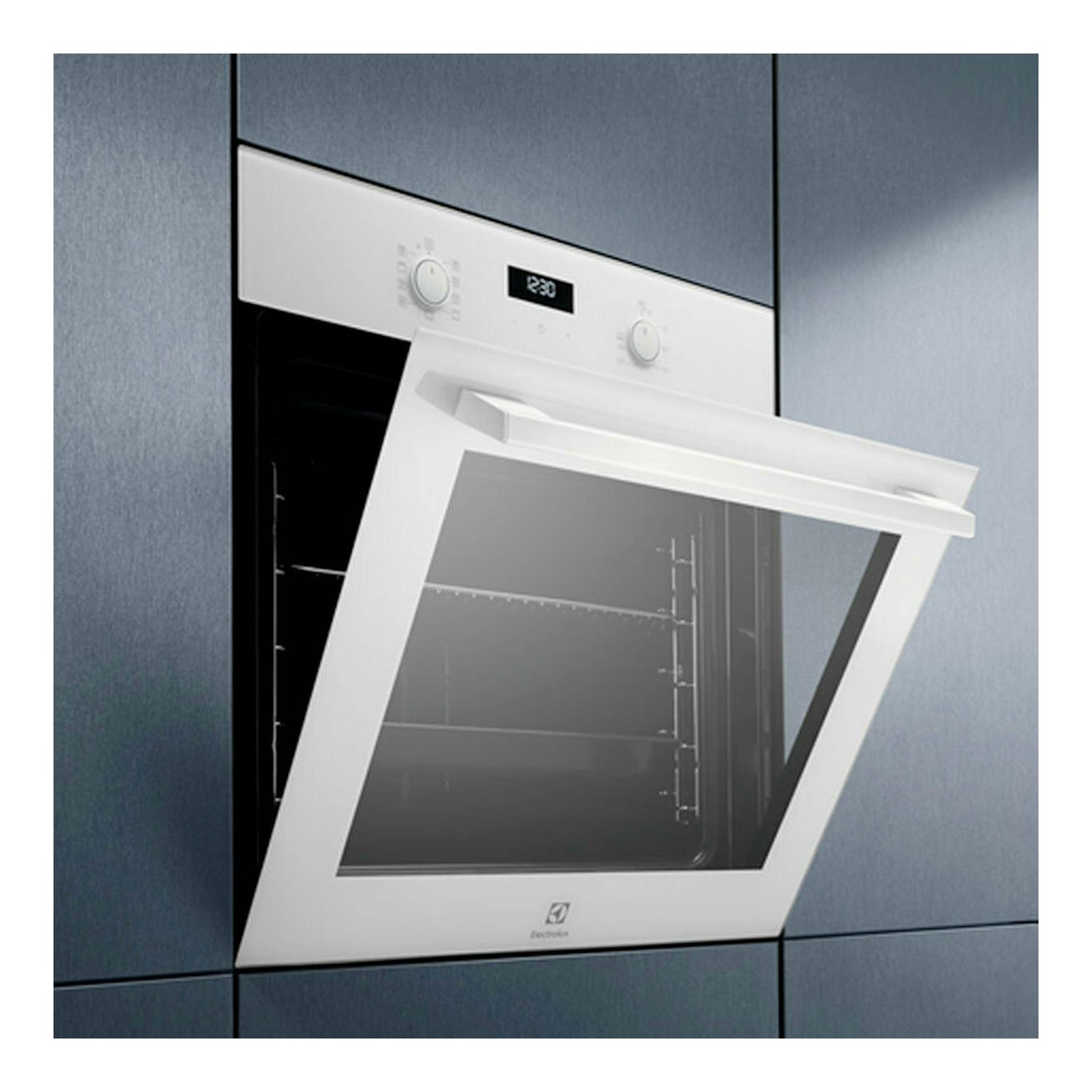 Horno Electrolux OEF5H50V blanco, empotrado, con puerta abatible abierta y panel frontal digital.