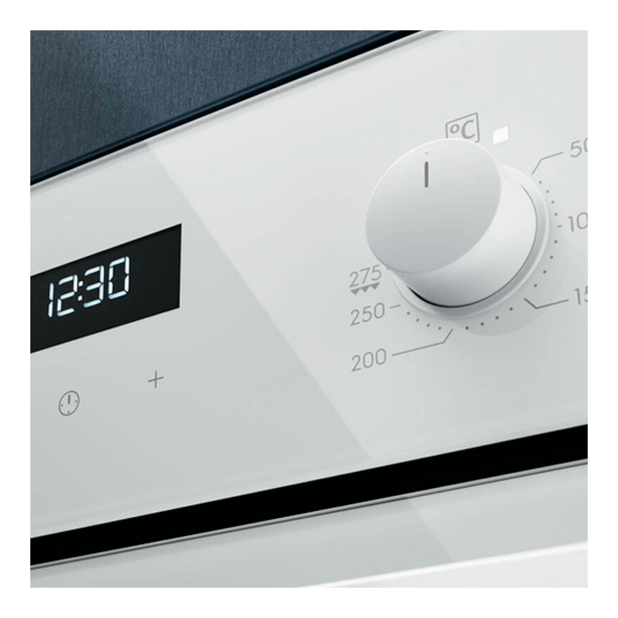 Horno Electrolux OEF5H50V blanco, vista en primer plano del panel con reloj digital y mando de temperatura.
