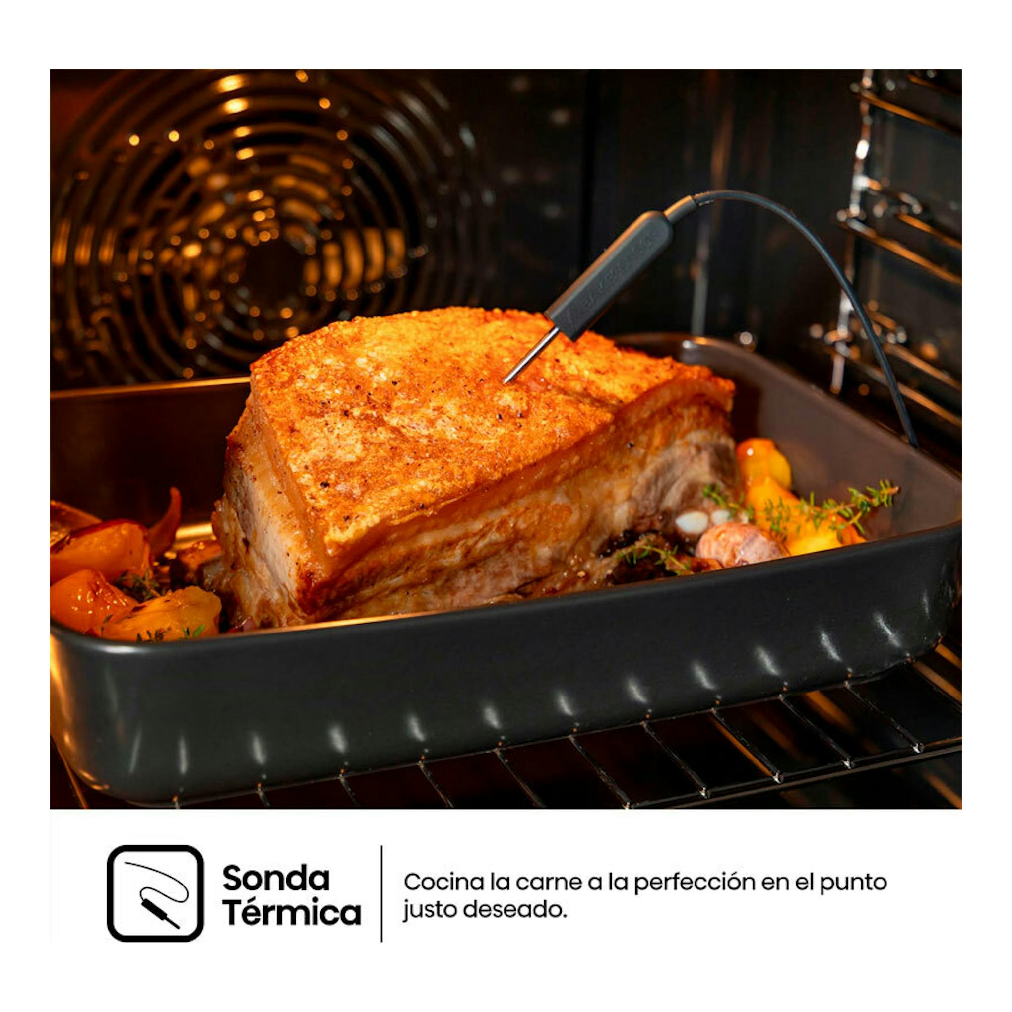 Horno Hisense BAS614A8B negro, vista frontal del interior con asado en bandeja y sonda térmica.