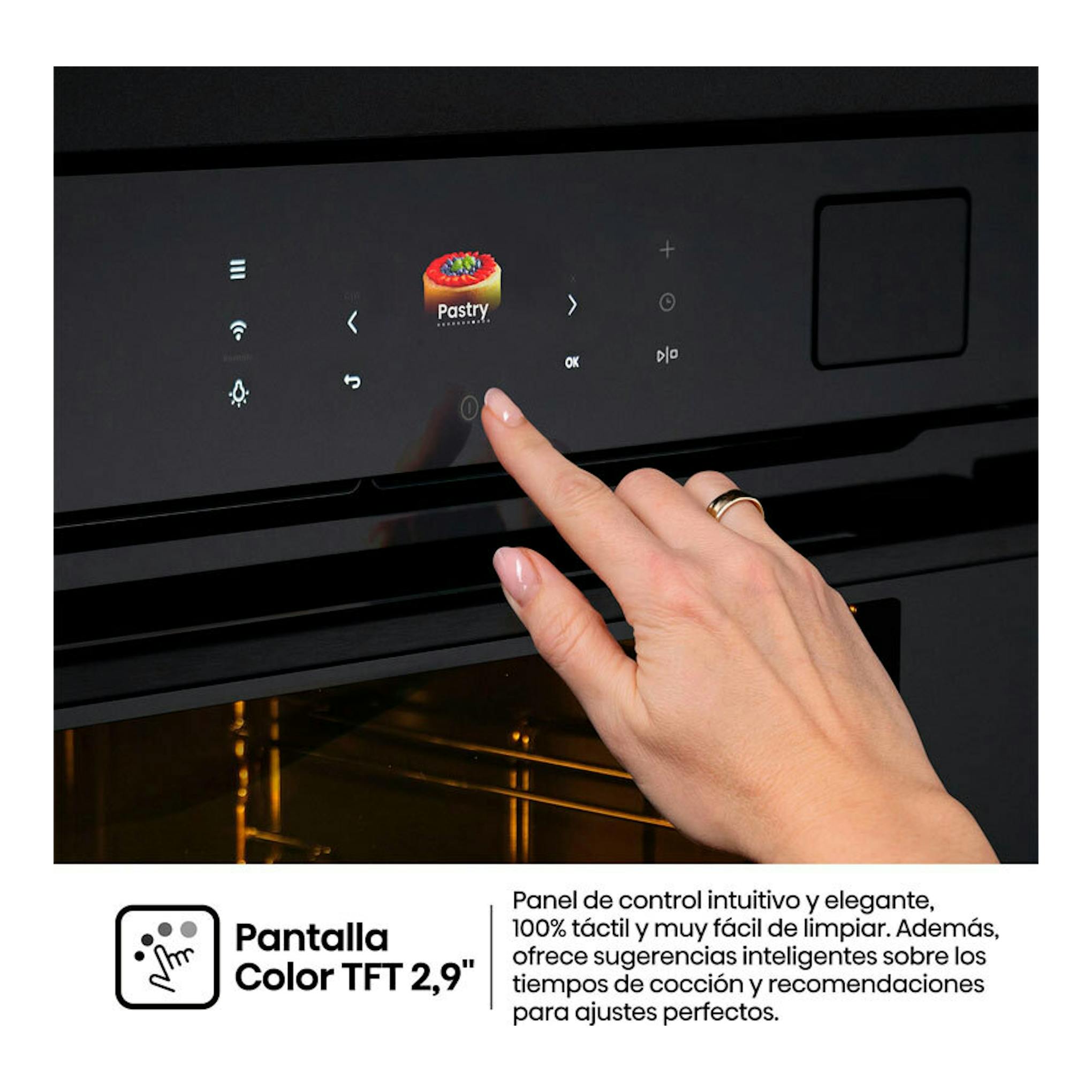 Horno Hisense BFS615S8B de cristal negro, primer plano del panel táctil con una mano tocándolo.