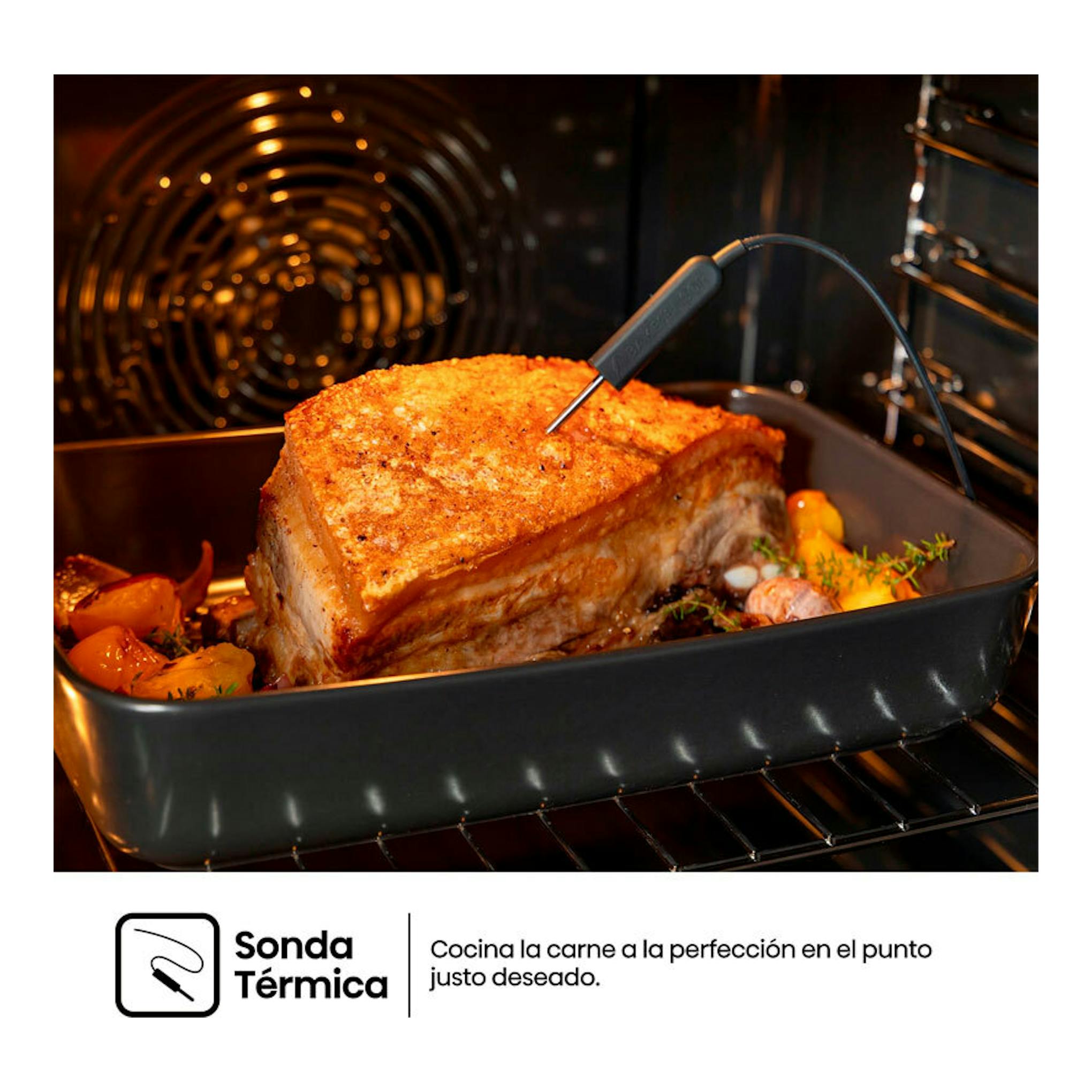 Interior de horno Hisense BFS615S8B negro con bandeja de asado y sonda térmica sobre carne.