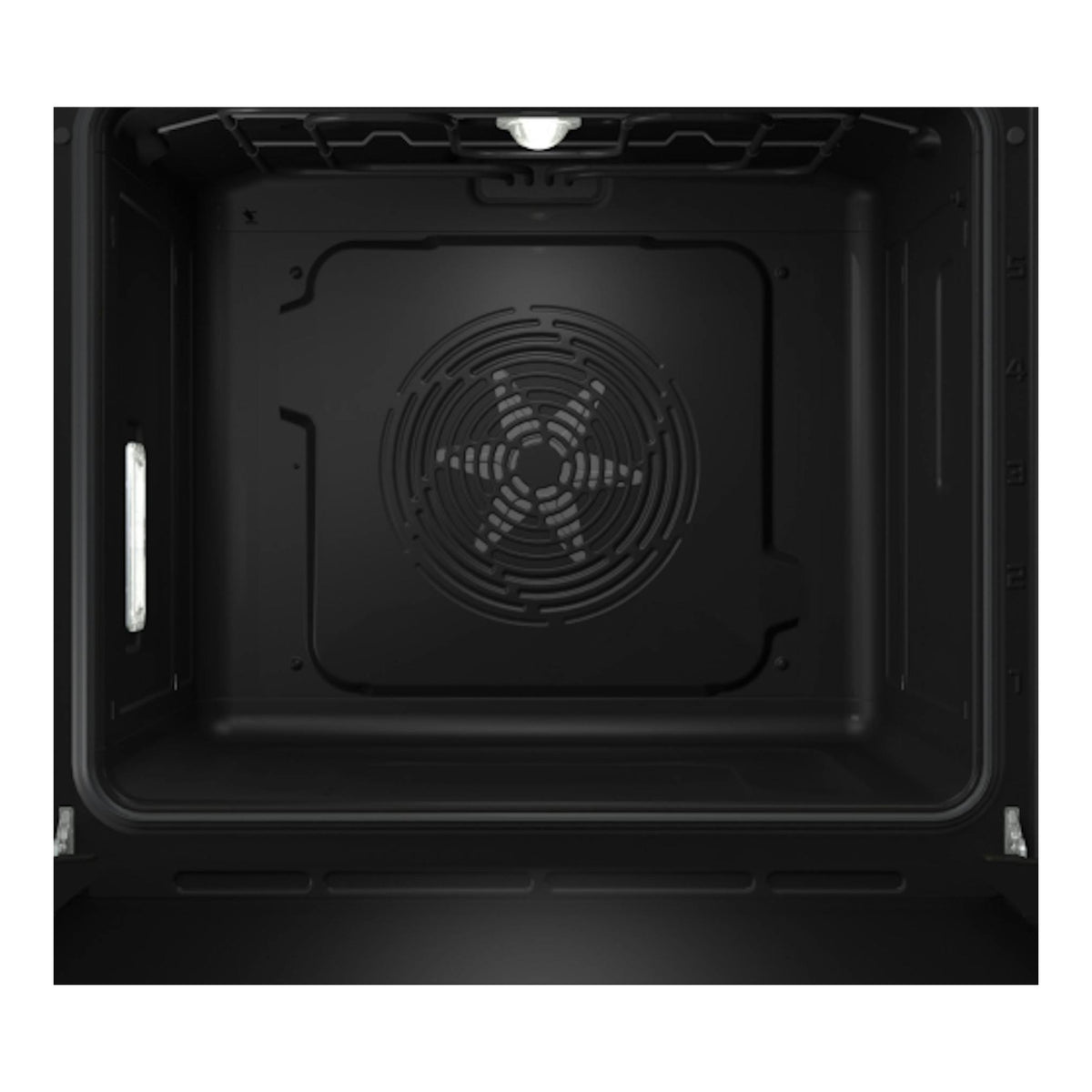 Interior de horno Hisense BI611A8B negro, vista frontal, con ventilador central y luz superior.