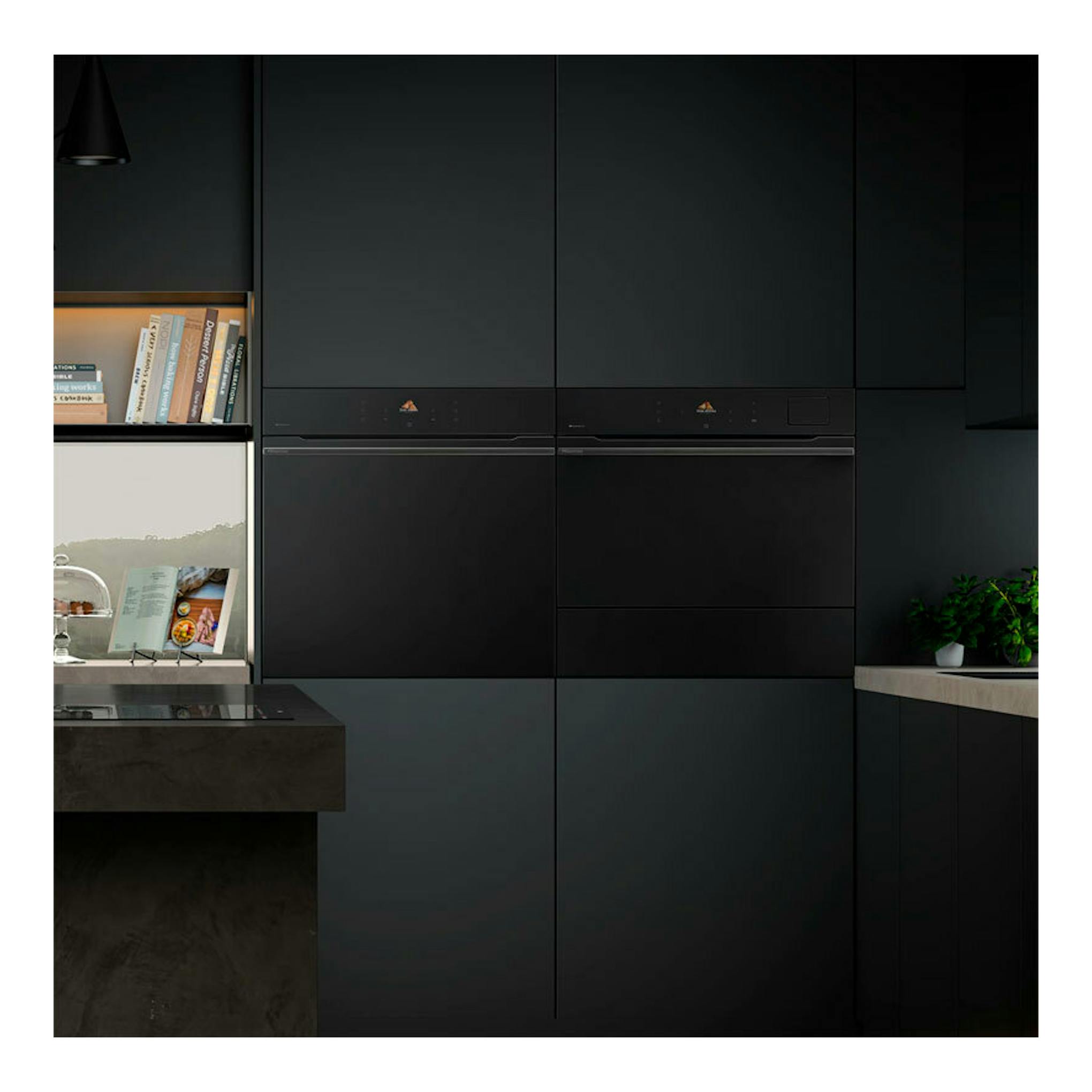 Horno empotrado Hisense BI614P8B de cristal negro, vista frontal en cocina moderna oscura.