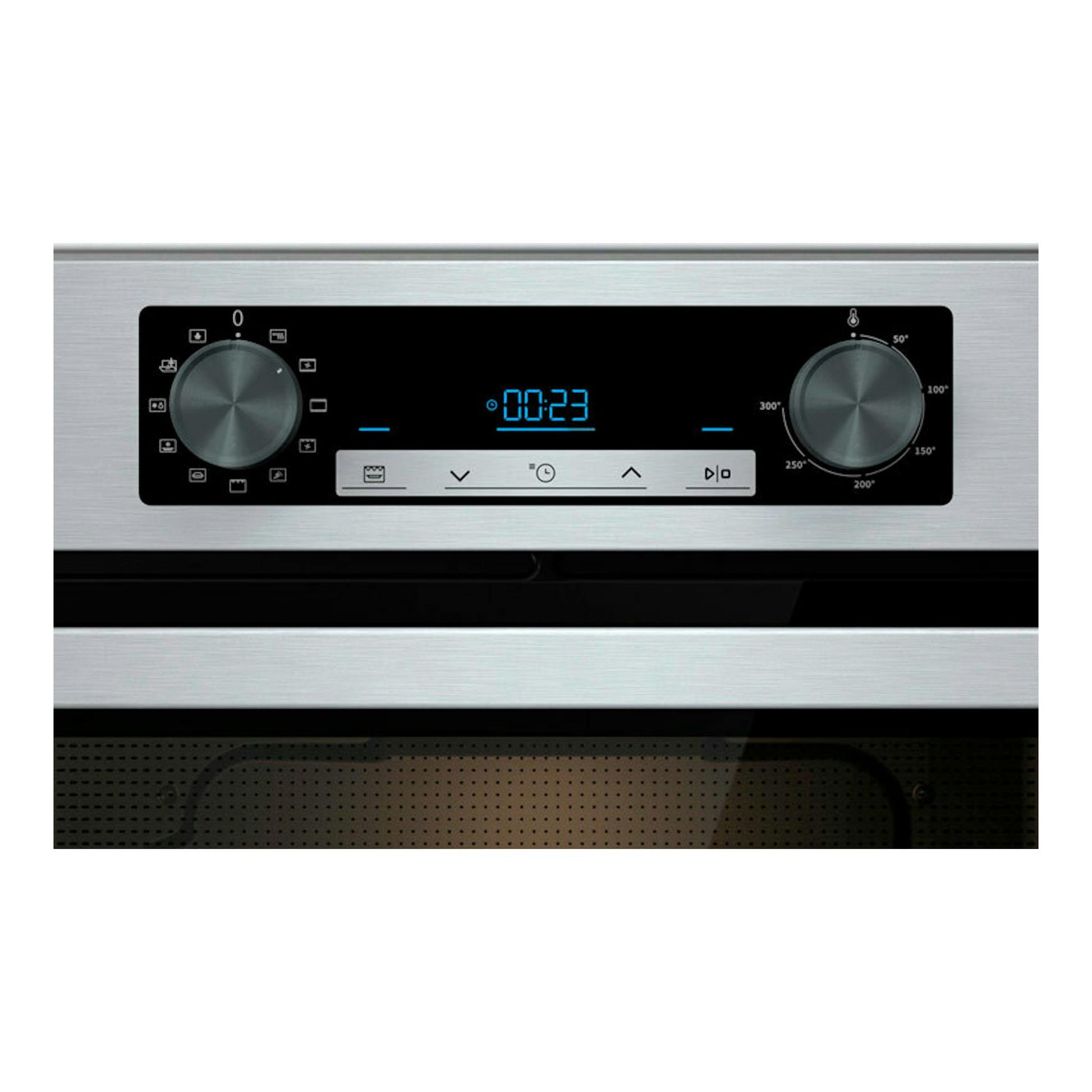 Horno Hisense BI62216AX inox, vista frontal del panel de control con dos mandos y display digital.