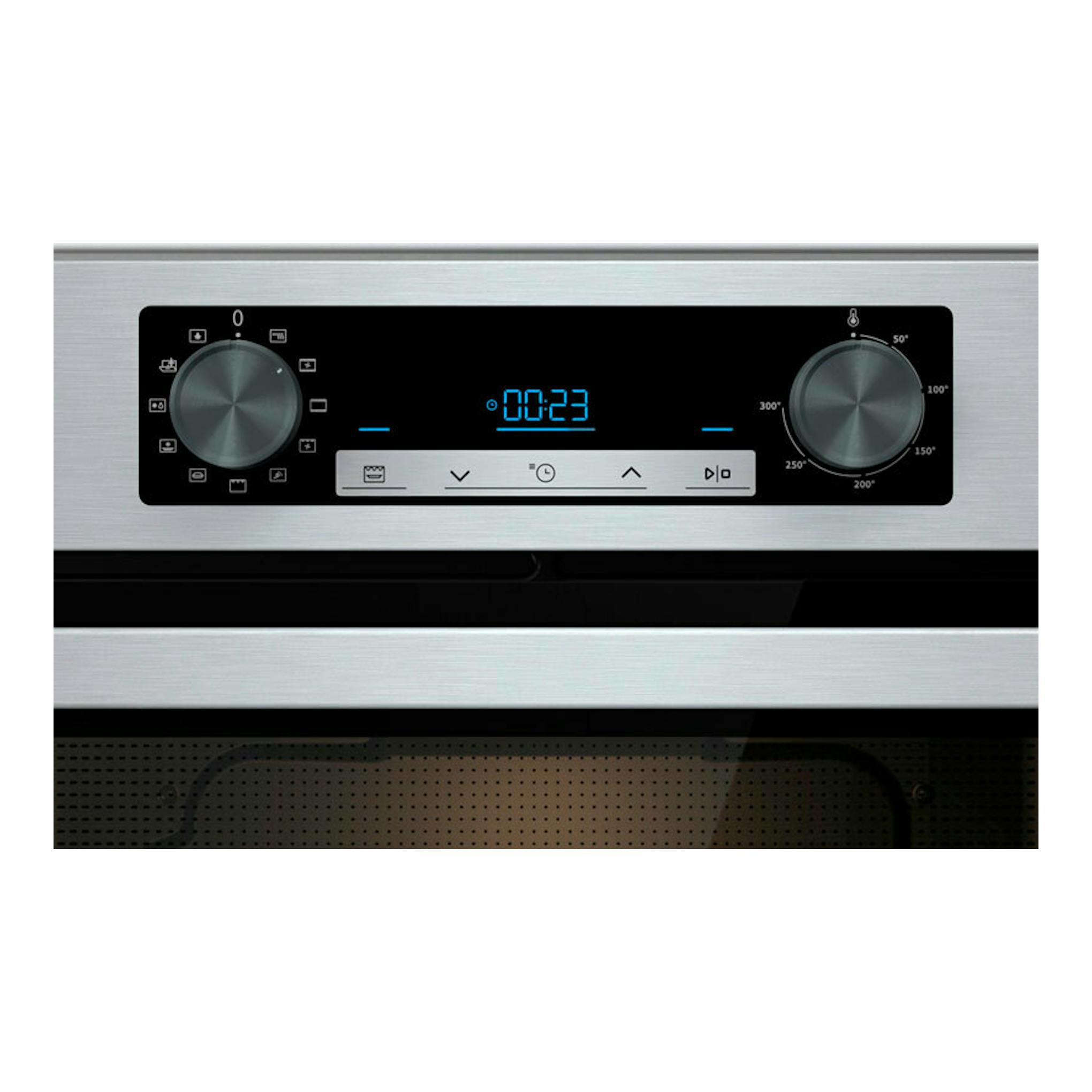 Horno Hisense BI62216AX inox, vista frontal del panel de control con dos mandos y display digital.