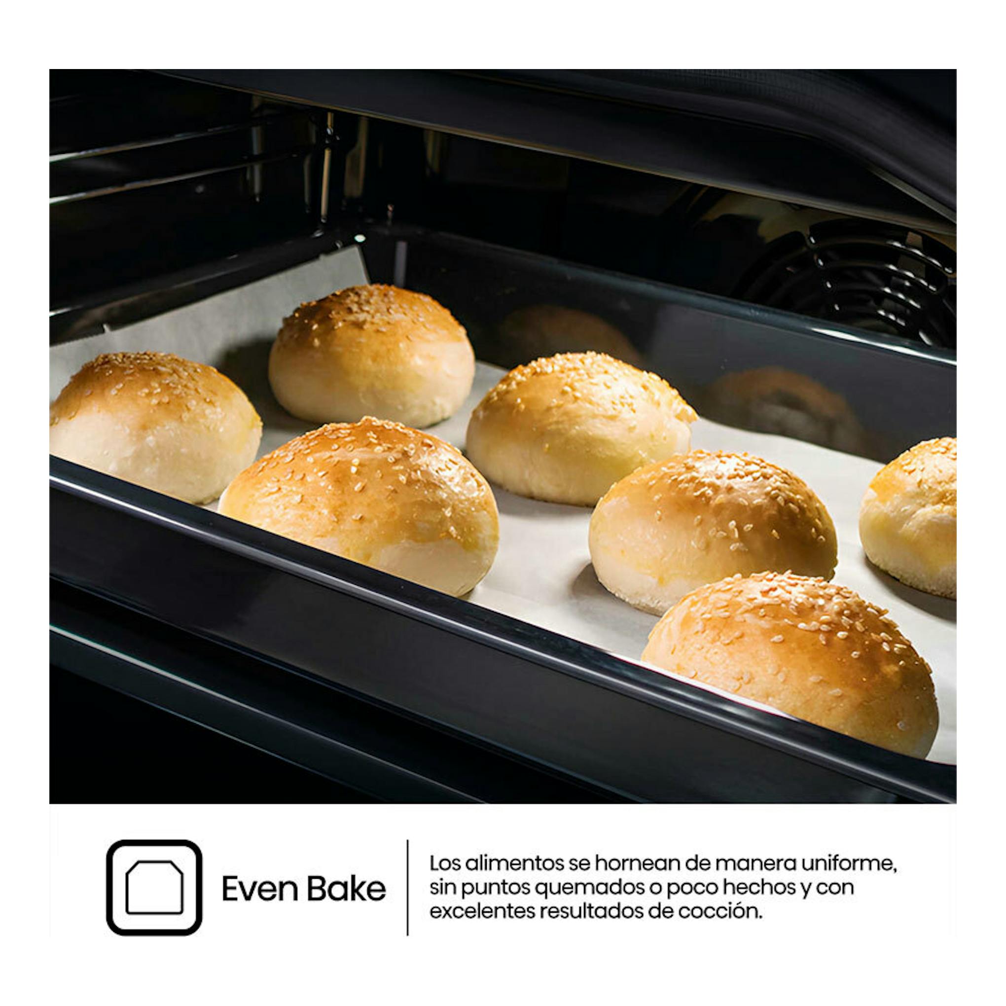 Horno Hisense BI62216AX Inox, vista frontal del interior con bollos horneándose en bandeja, función Even Bake.
