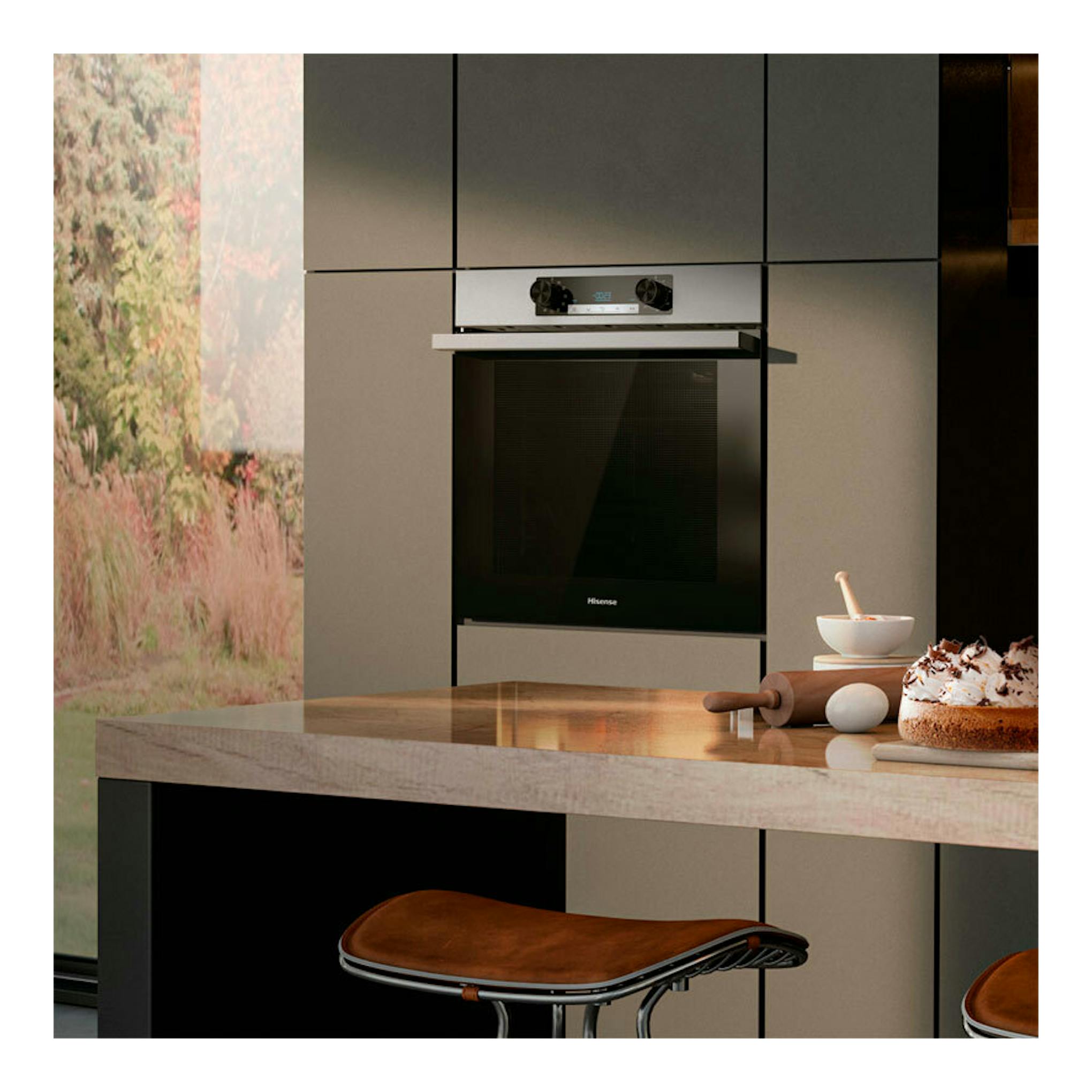 Horno empotrado Hisense BI62216AX inox, vista frontal, puerta negra y panel de acero, en cocina moderna.
