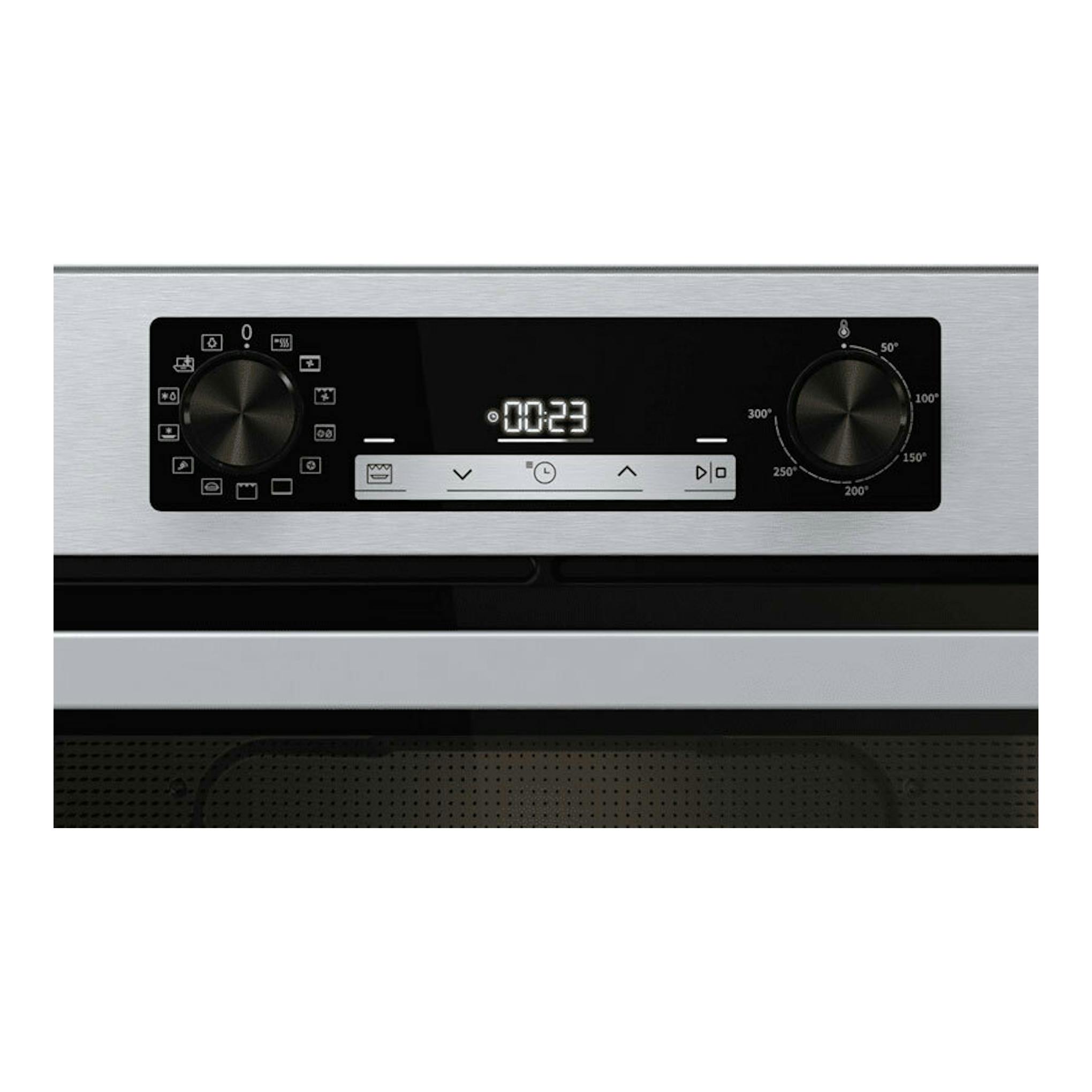 Hisense BI64213E14PX: horno empotrable inox, vista frontal, panel negro con display digital y dos mandos.