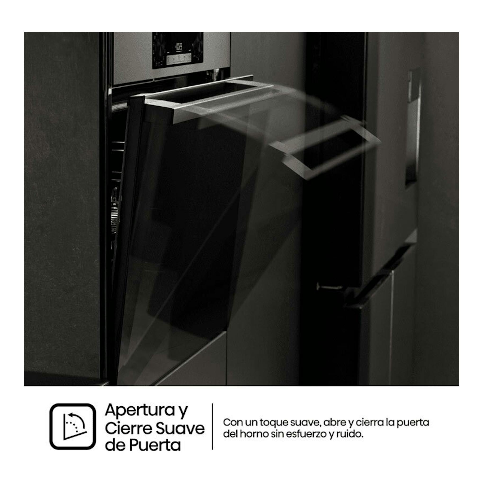 Horno Hisense BI64213E14PX inox, vista frontal con la puerta abatible parcialmente abierta.