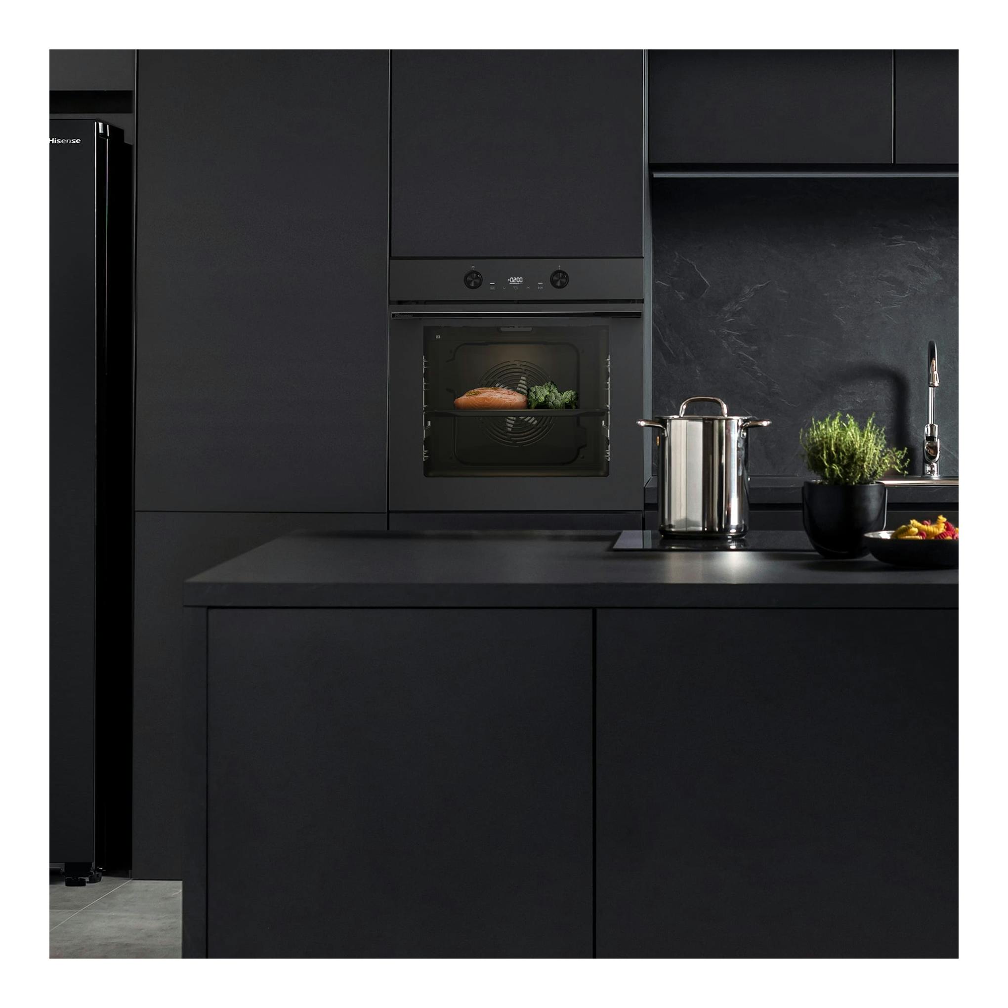Horno Hisense BI64223EPMB negro mate empotrado, vista frontal, con comida en el interior.