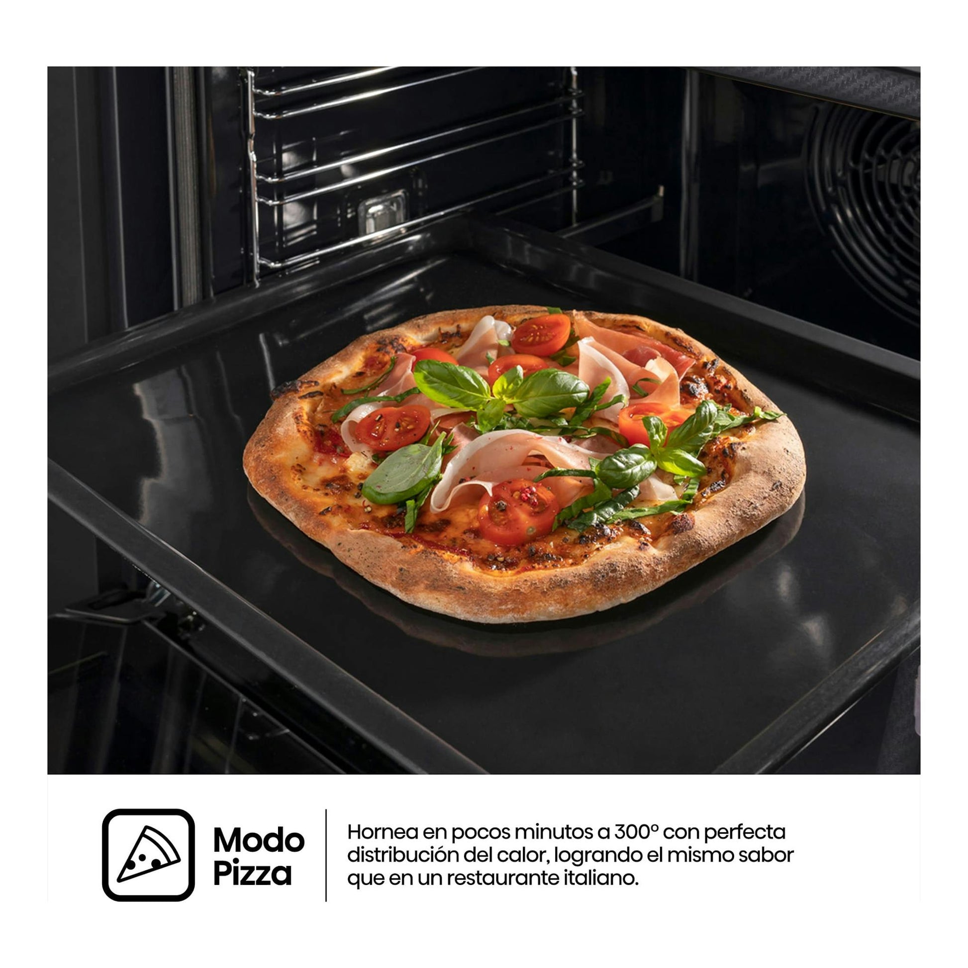 Horno Hisense BI64223EPMB negro mate, vista interior con una pizza sobre la bandeja.