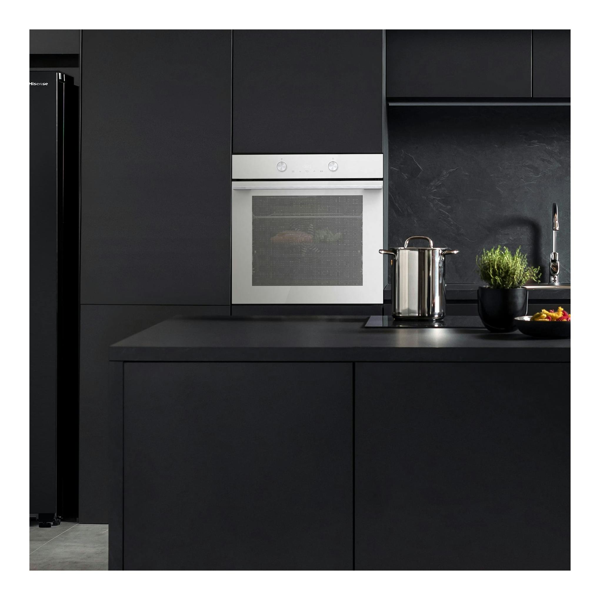 Horno empotrado Hisense BI64223EPWG blanco, con puerta de cristal y mandos frontales, en cocina oscura.