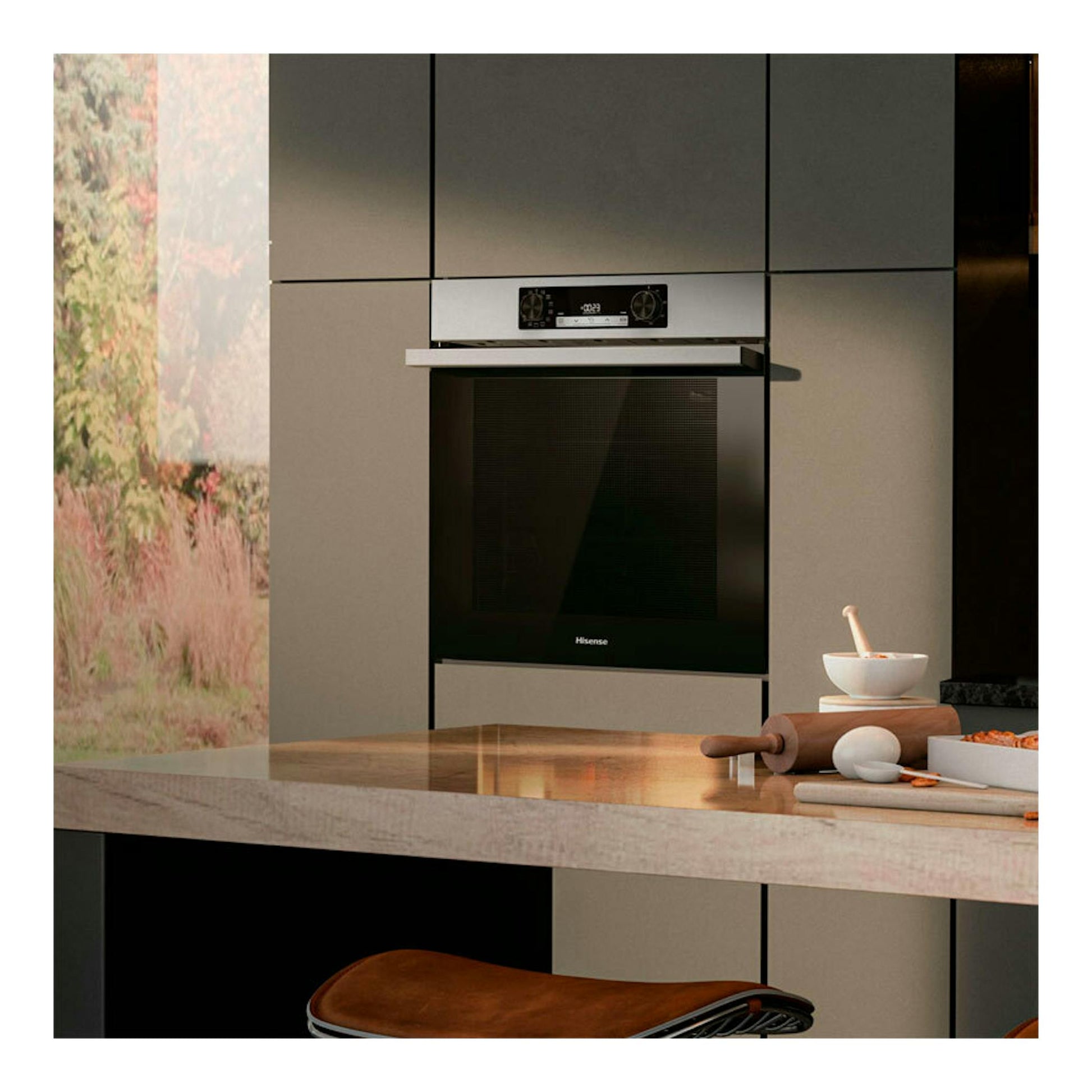 Horno empotrado Hisense BI64EPXE1SOL inox, vista frontal, puerta de cristal negra y panel de control superior.