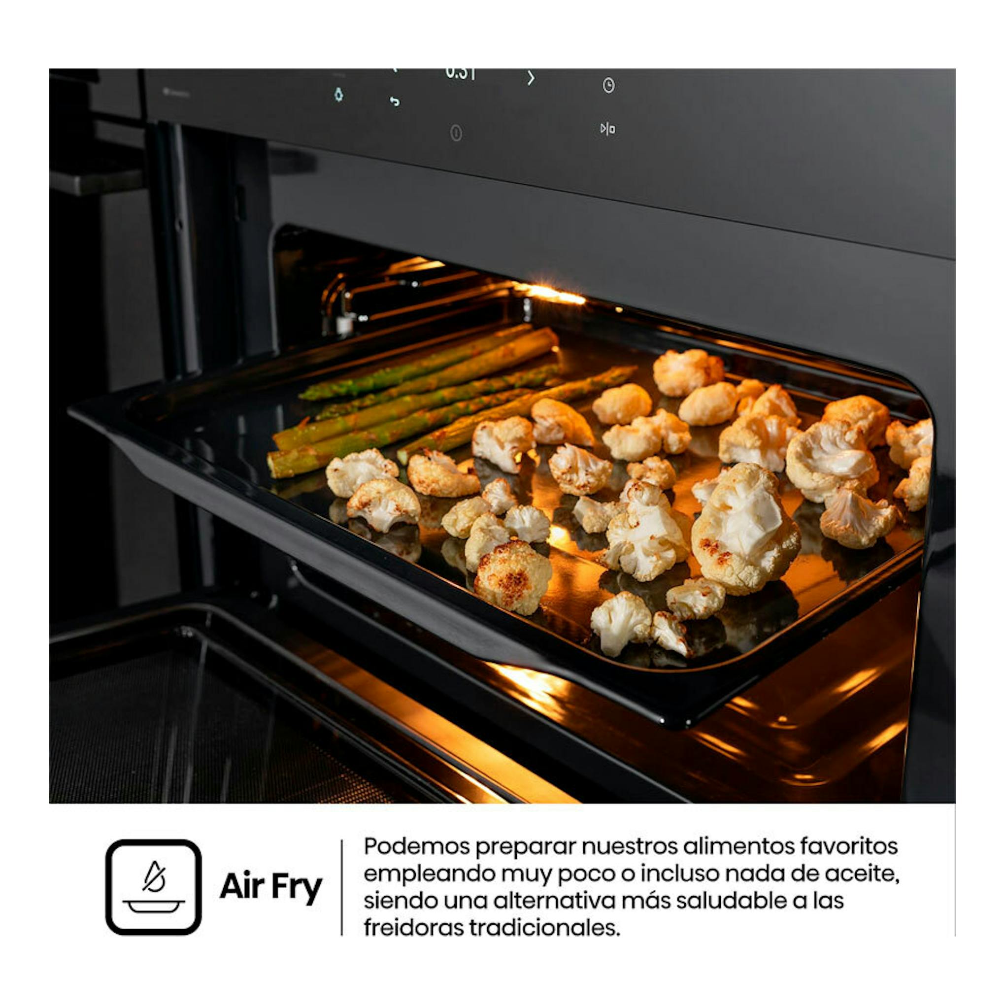 Hisense BIM406A8B negro, horno empotrado abierto con bandeja de coliflor y espárragos asados.