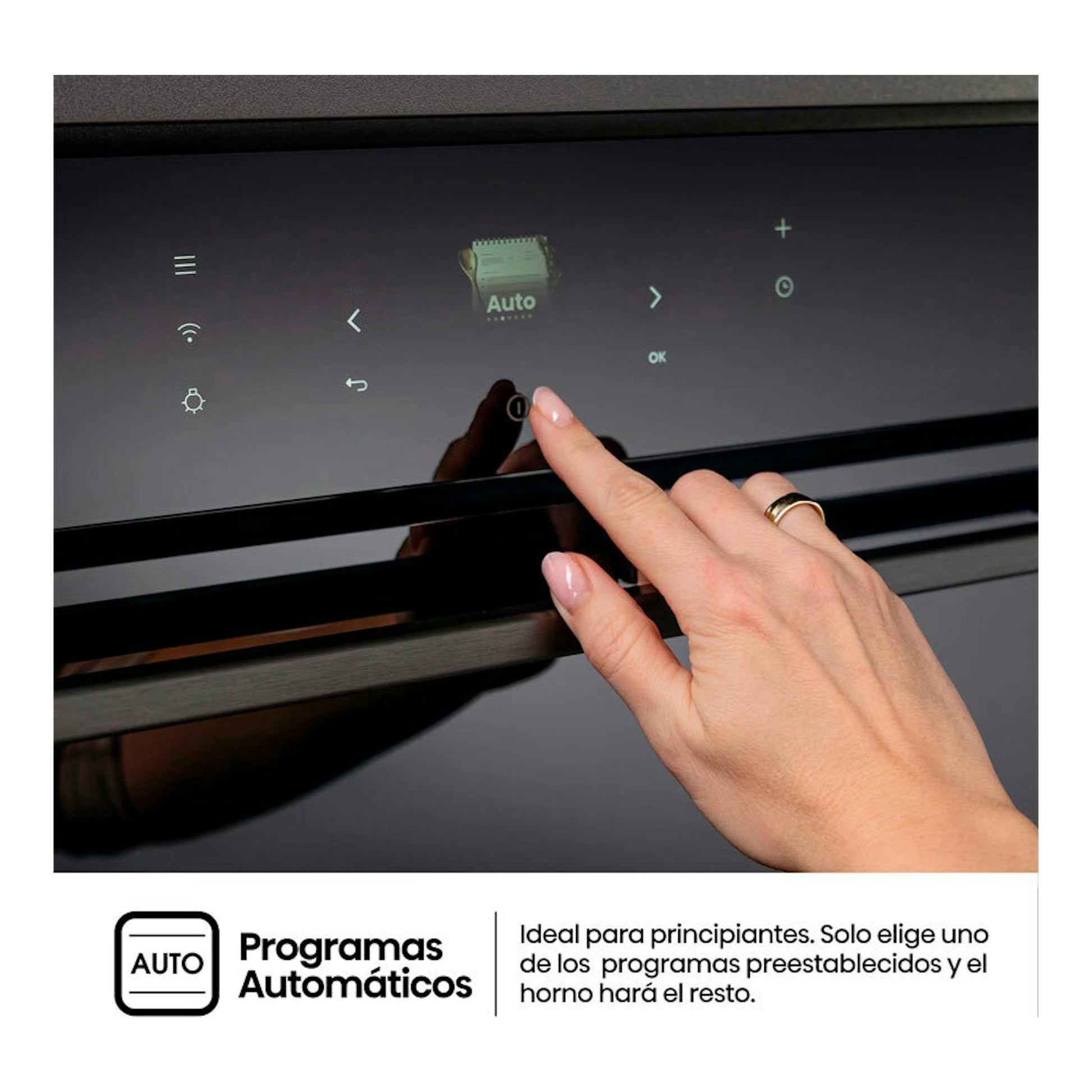 Horno Hisense BIM406A8B negro, vista frontal del panel táctil con una mano pulsando un botón.