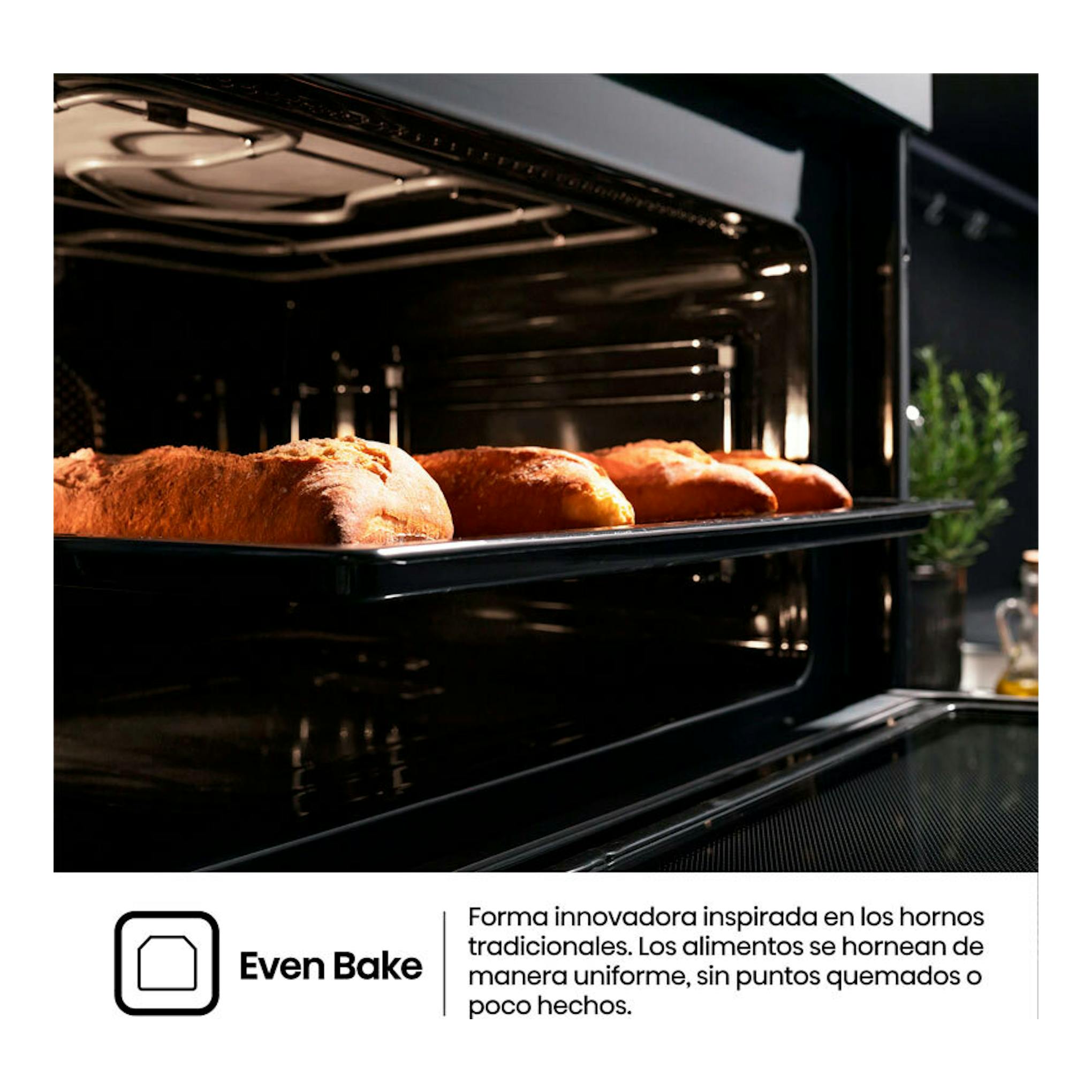 Interior de horno Hisense BIM406A8B negro, vista frontal con puerta abierta y bandeja con panes.