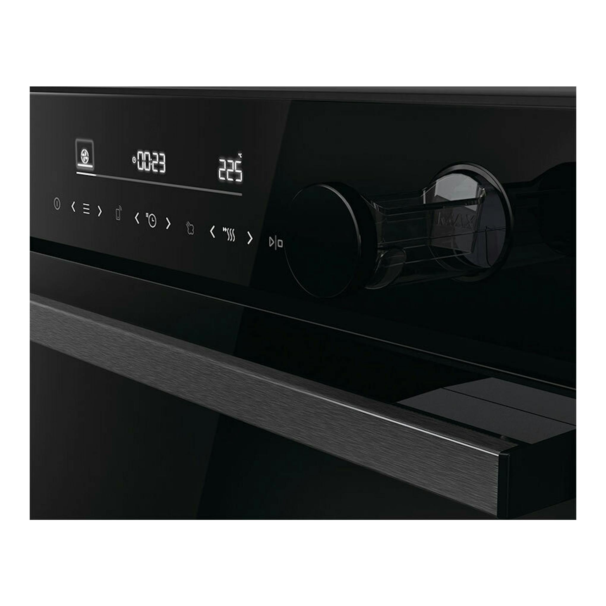 Horno Hisense BSA66346ADBGWIFI de cristal negro, vista frontal en ángulo, con pantalla digital y asa metálica.