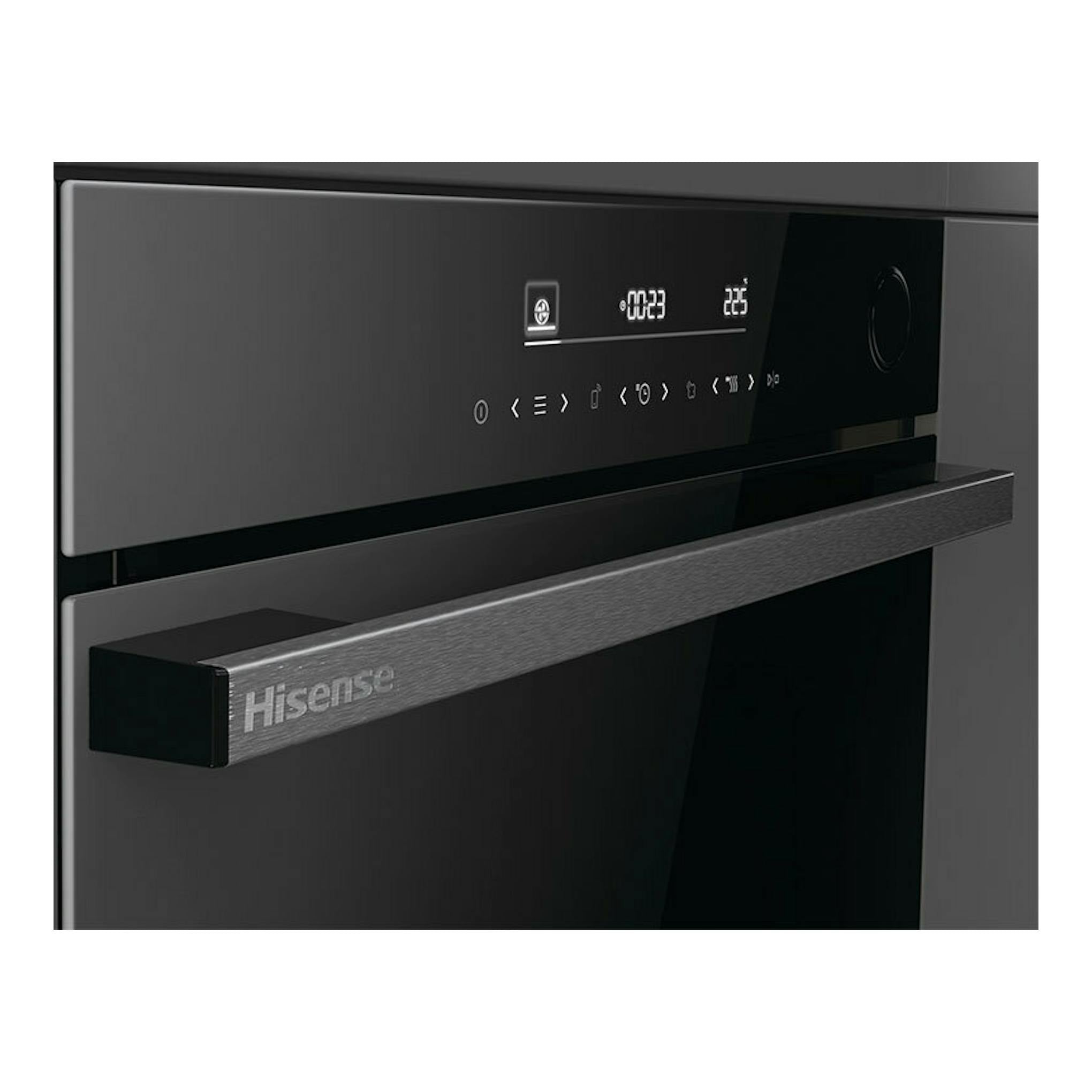 Horno empotrable Hisense negro, vista frontal en primer plano, con panel digital y tirador metálico.