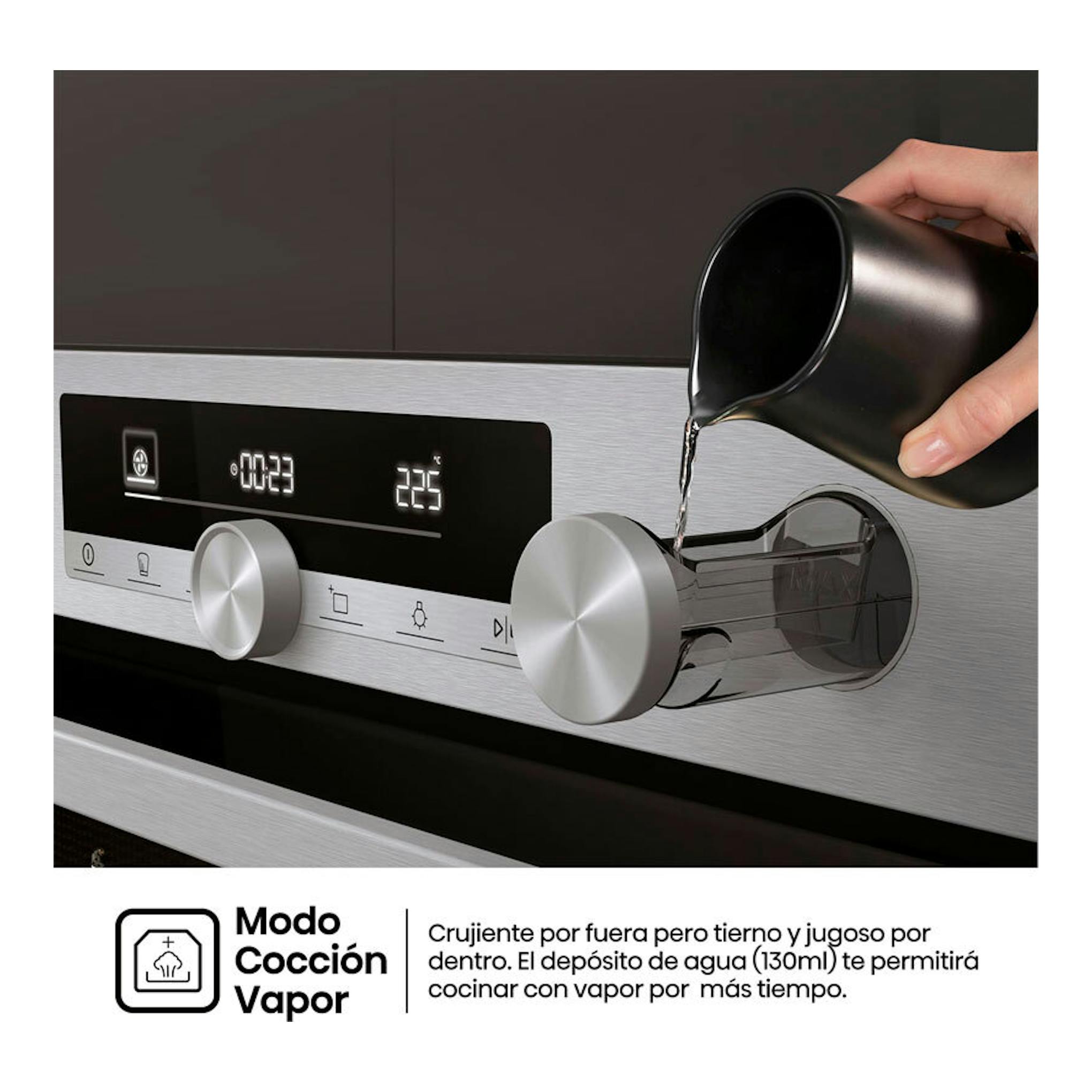 Hisense O643PX Inox, primer plano del panel de horno con depósito de agua llenándose y dos mandos plateados.