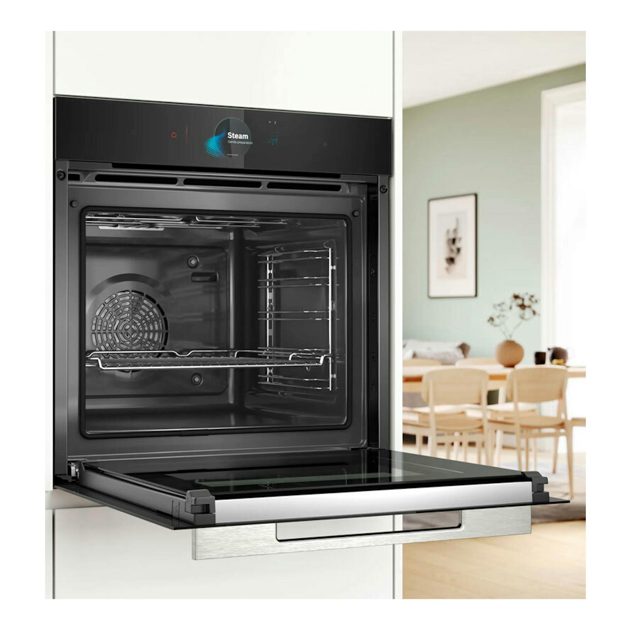 Horno integrable Bosch HRG7784B1 negro, puerta abatible abierta y vista frontal del interior.