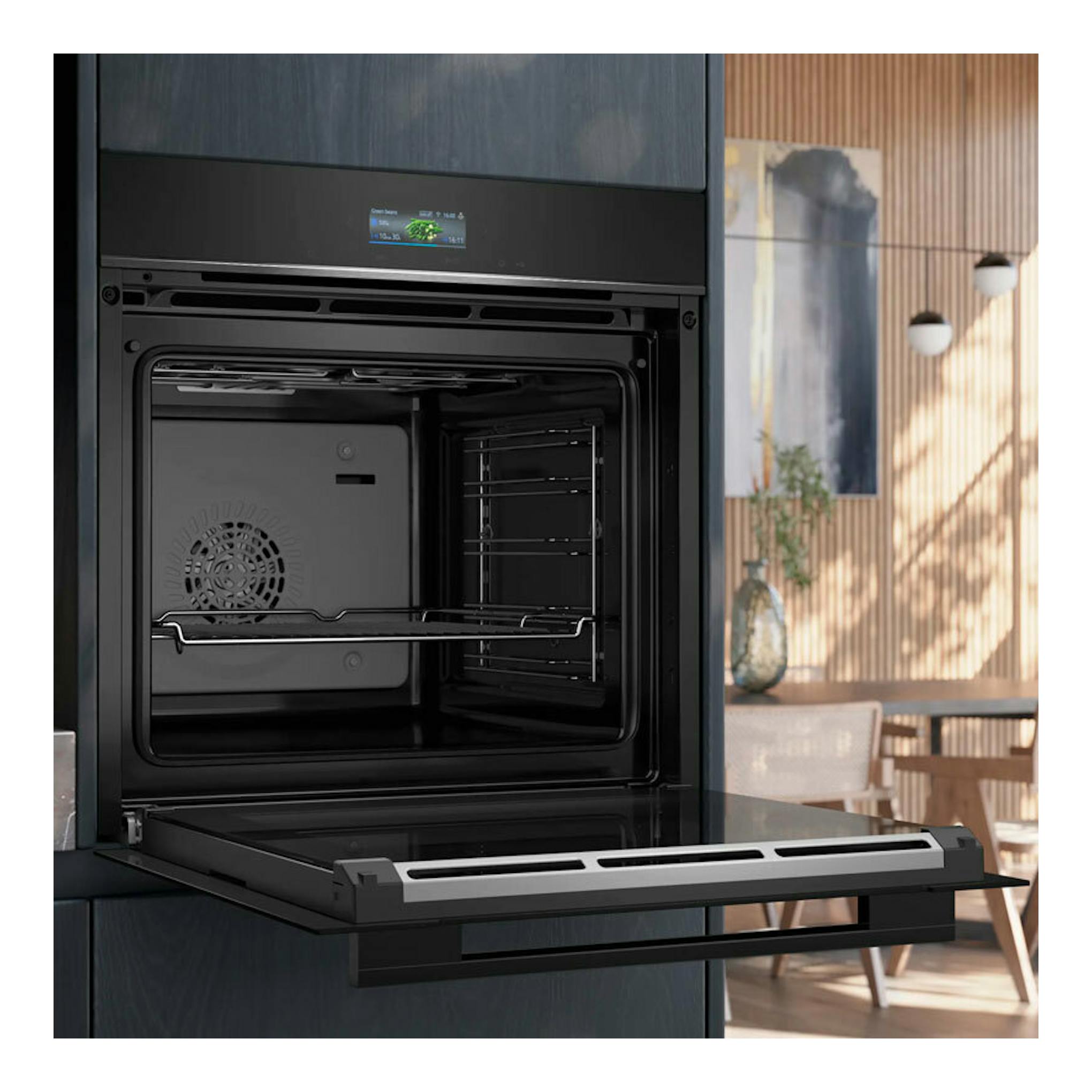 Horno integrable Siemens HB734G1B1 negro, vista frontal con la puerta abatible abierta.