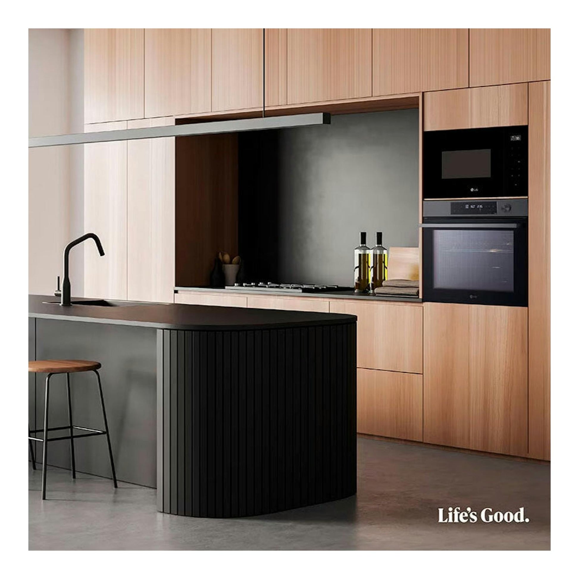Horno LG WSED7612B negro empotrado, vista frontal, en cocina moderna con muebles de madera.