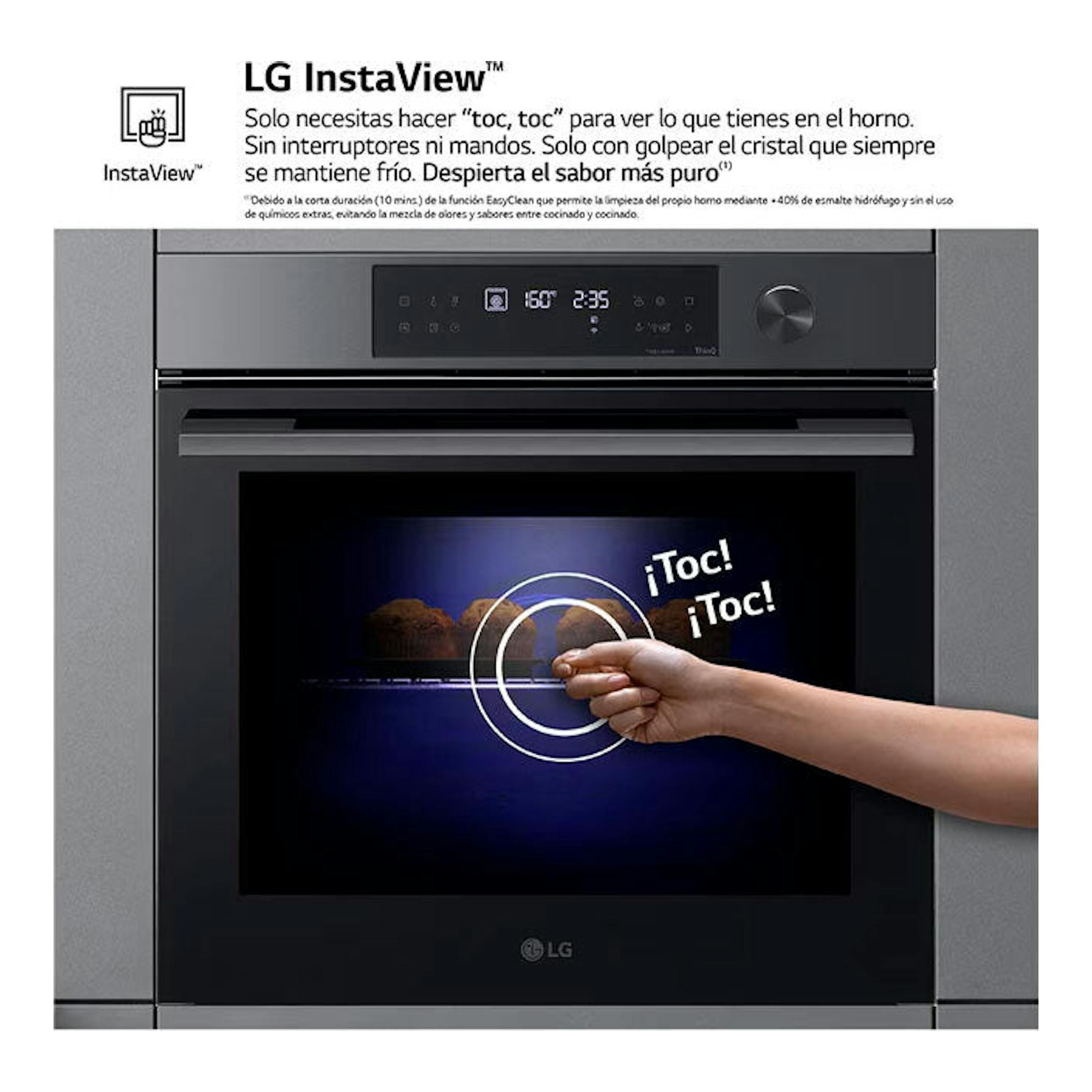 Horno LG WSED7612B negro, vista frontal, con panel digital y mano tocando la puerta InstaView.