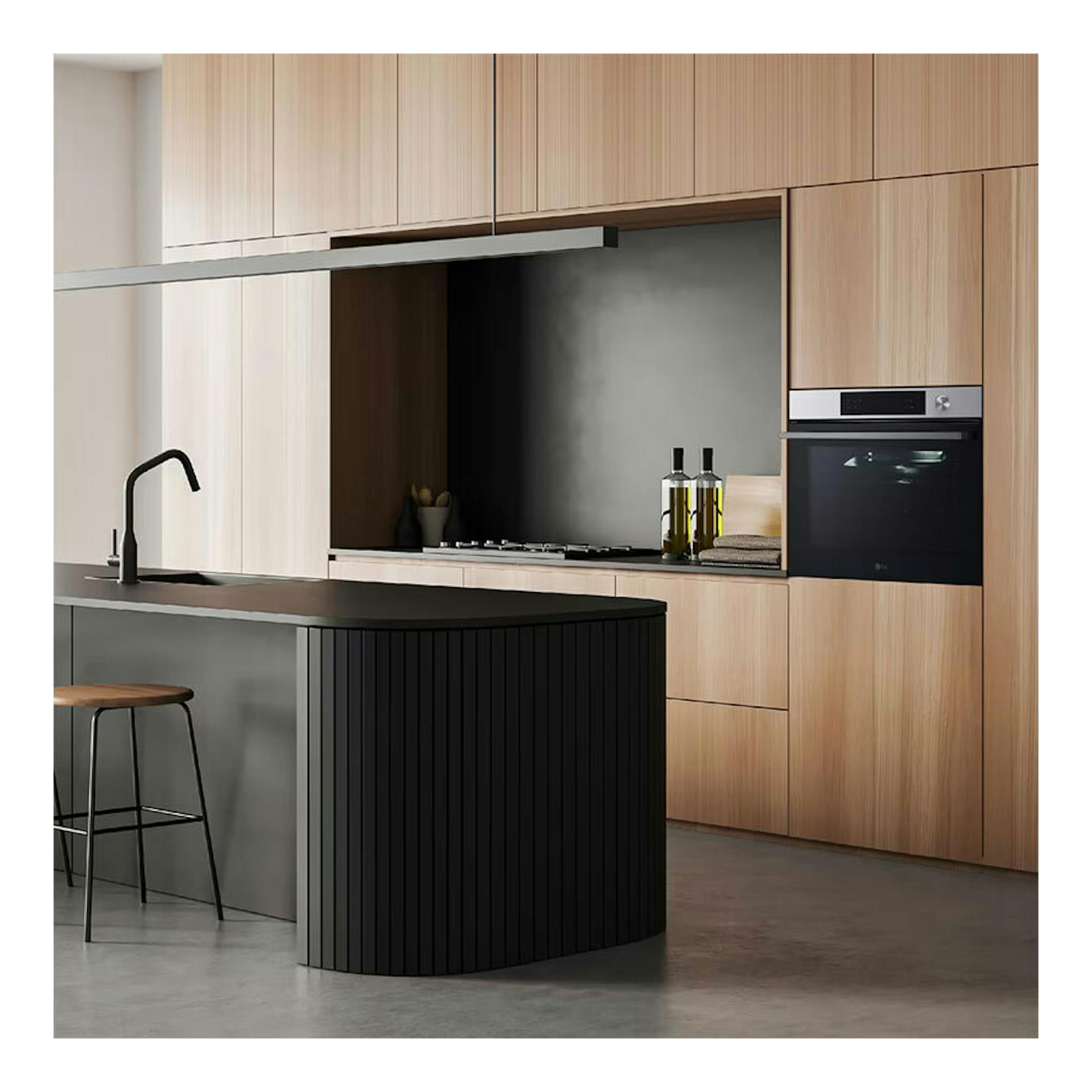 Horno empotrado LG WSED7612S inox, vista frontal, integrado en mueble de cocina de madera clara.