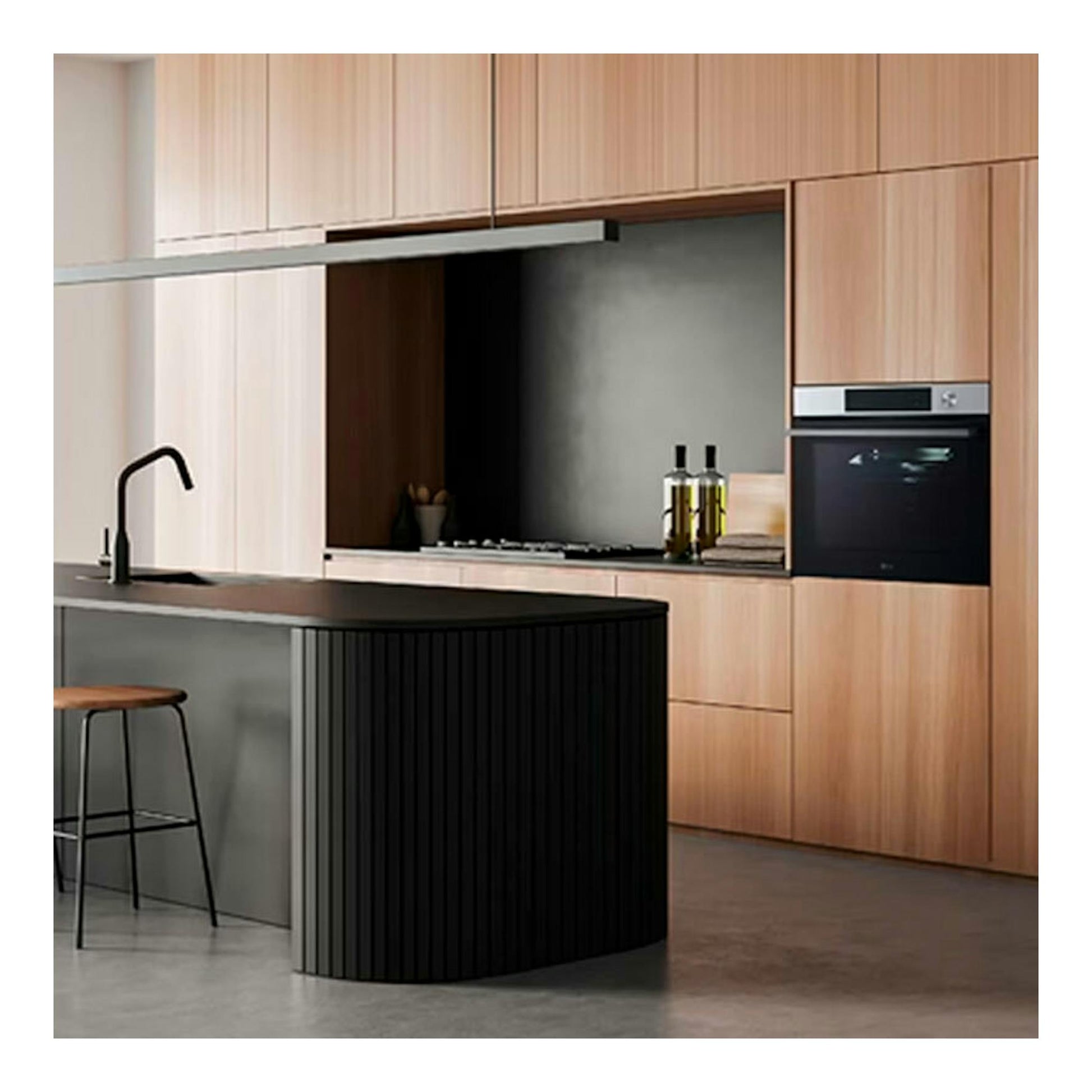 Horno empotrado LG WSED7613S Inox, frontal negro y acero, integrado en mueble de cocina de madera.