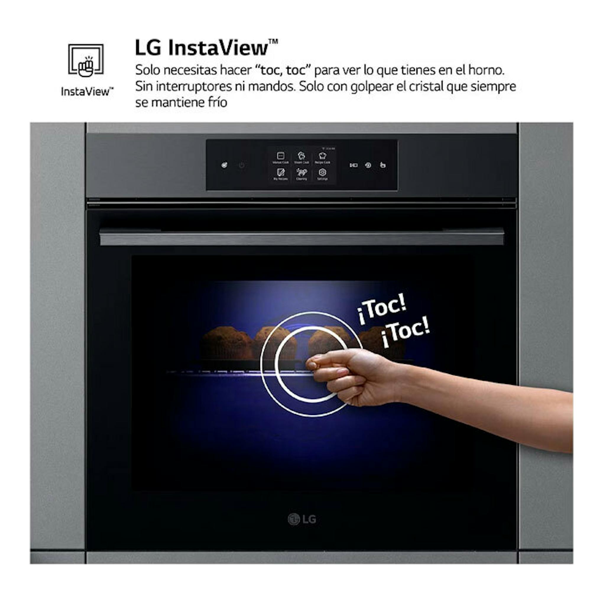 Horno empotrado LG WSED7665B de cristal negro, vista frontal, con una mano tocando la puerta de vidrio.